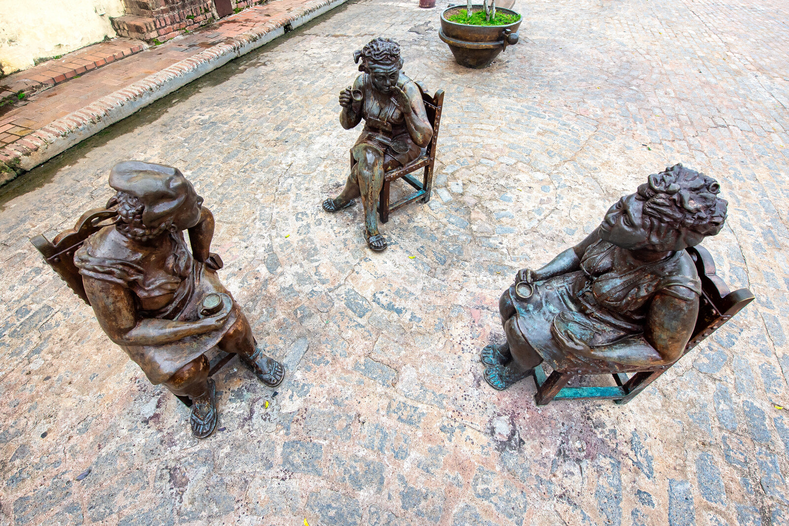 Chismosas, escultura por Marta Jiménez, Camaguey, Cuba