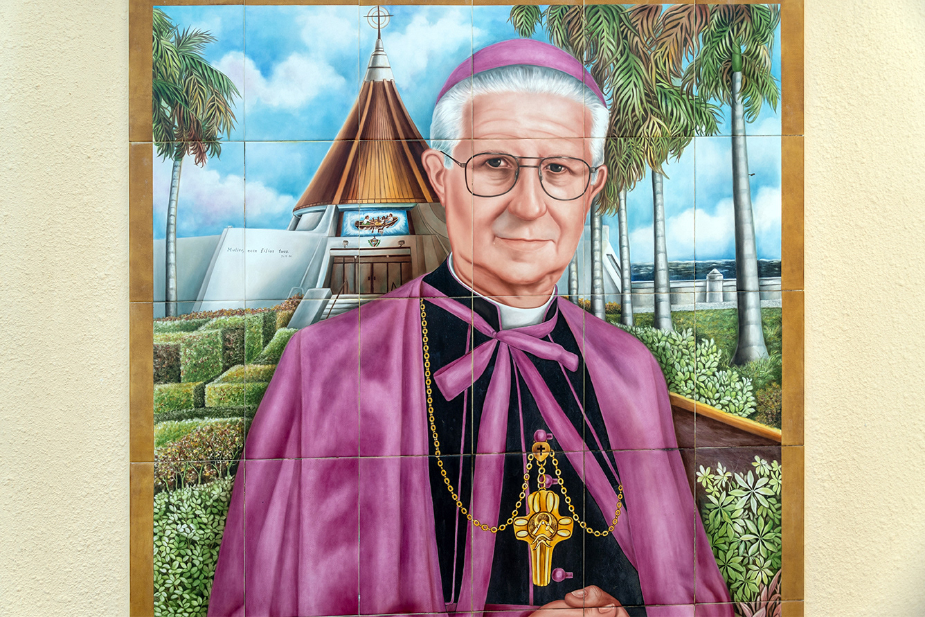 Arte con losas afuera de la Ermita de la Caridad, Miami