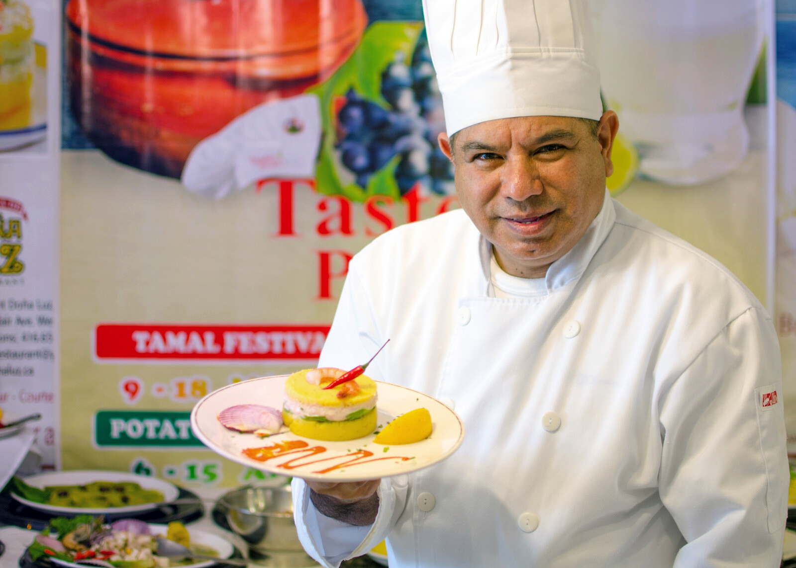 Chef Luis Barreto con un plato a base de papas