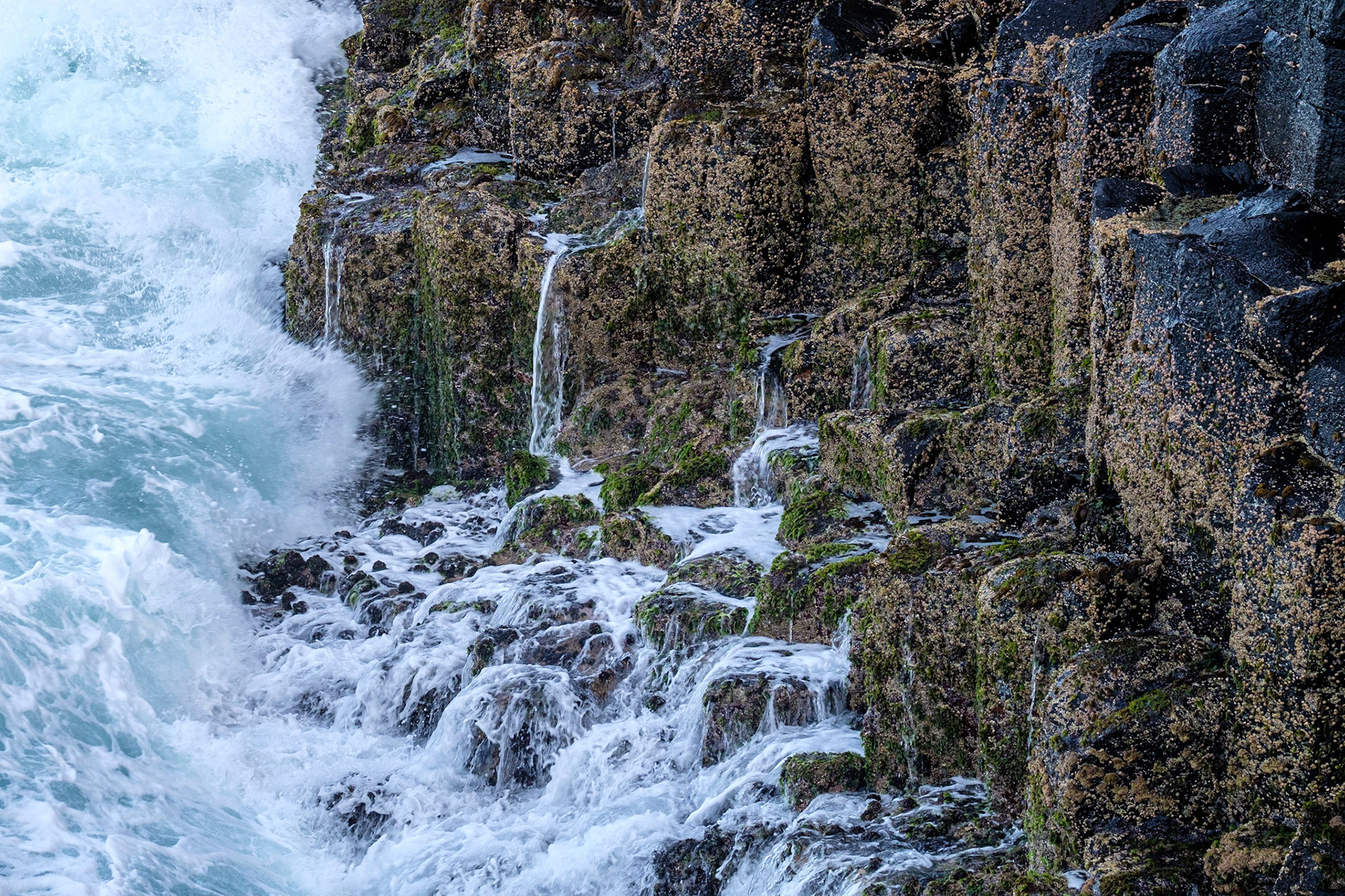 Wave wash running off the rocks