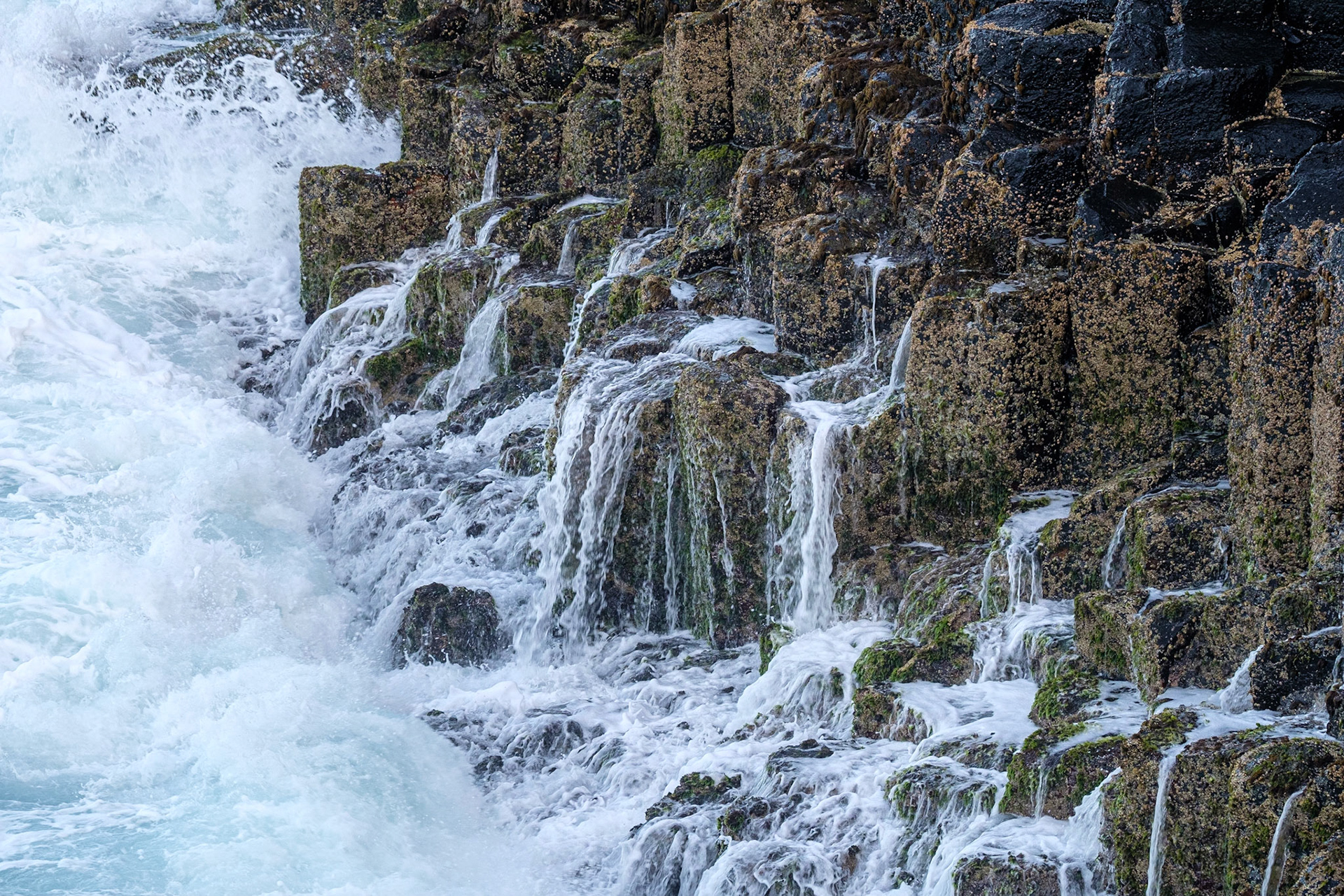 Wave wash running off the rocks