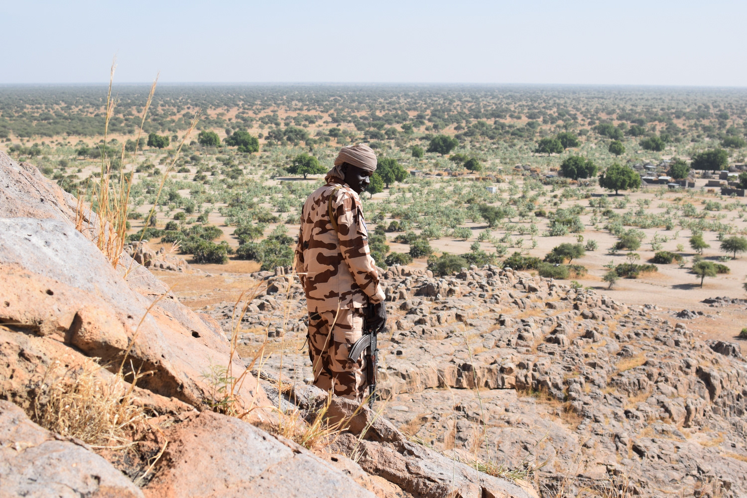 Un militaire sur le Rocher de l'Éléphant.