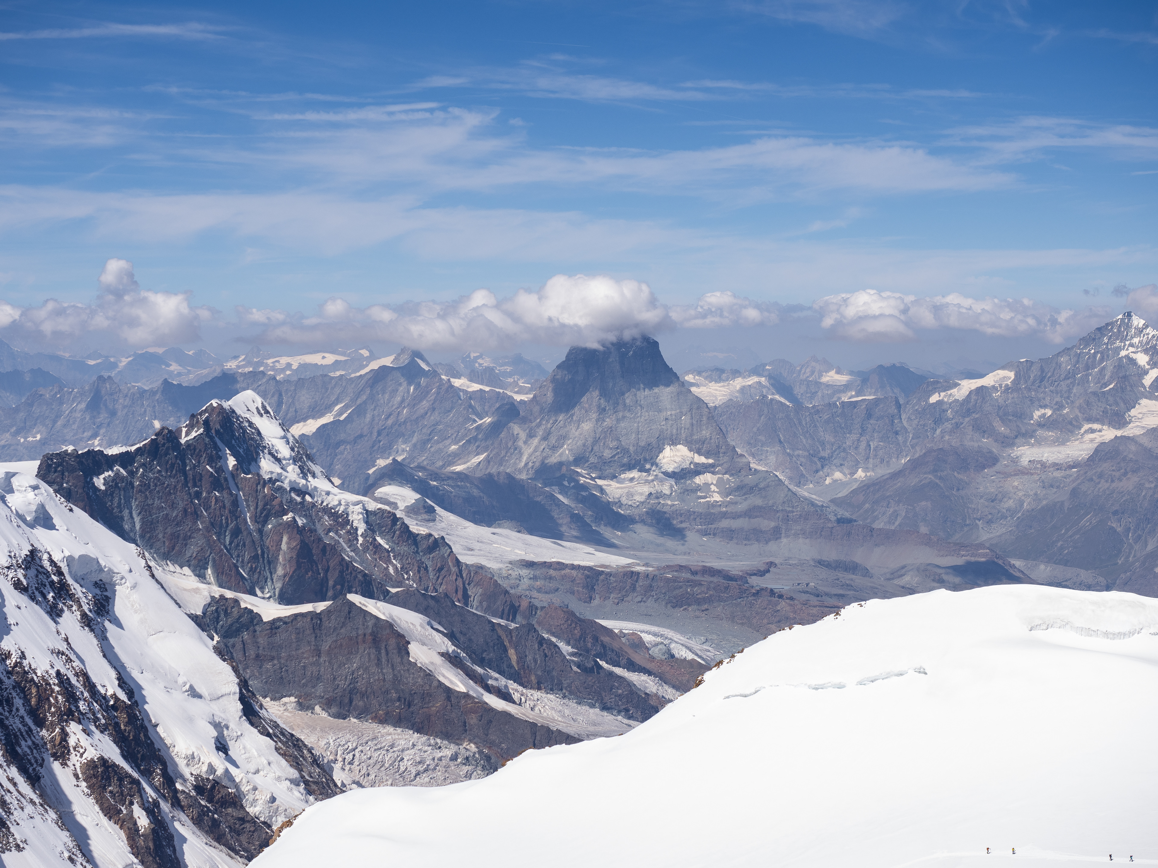 Breithorn (links) und Matterhorn (Mitte)