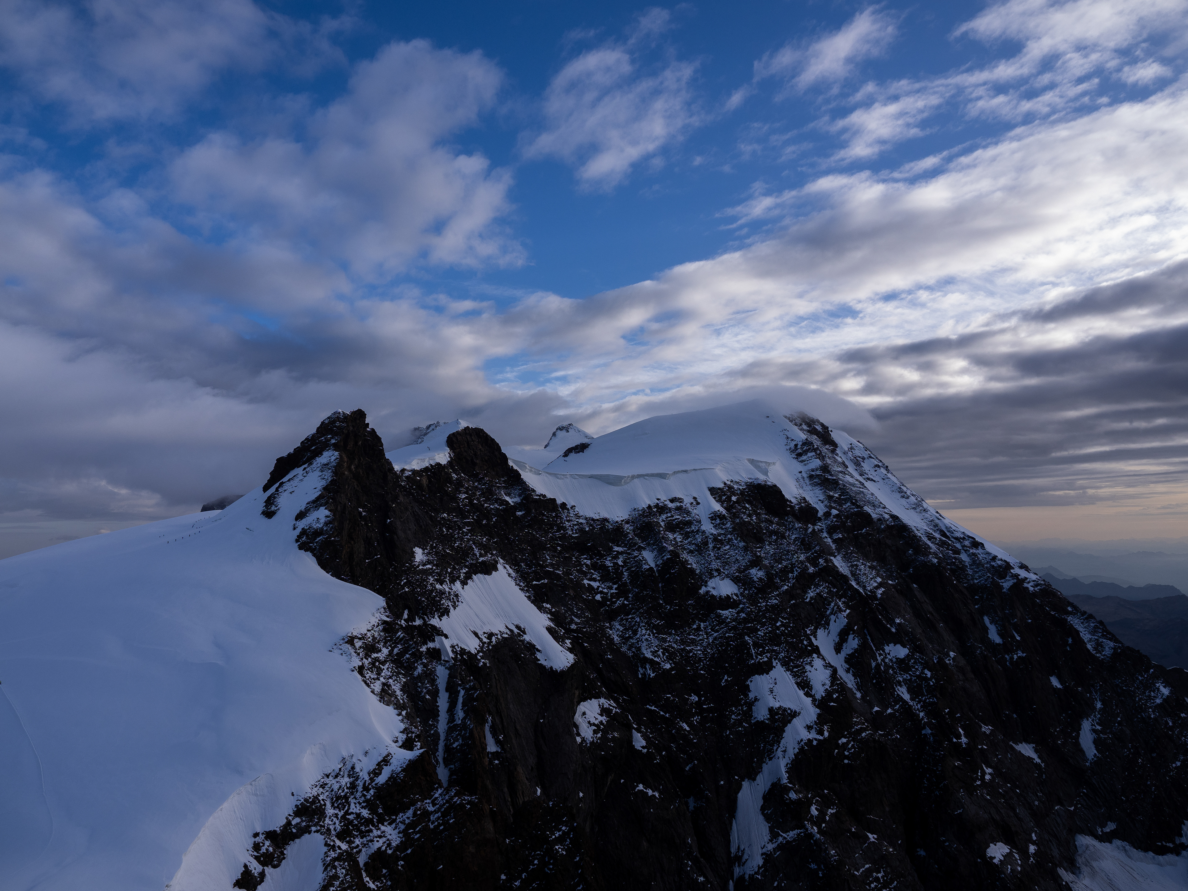 Blick von der Vincent-Pyramide auf Schwarzhorn, Ludwigshöhe, Parrotspitze und Signalkuppe
