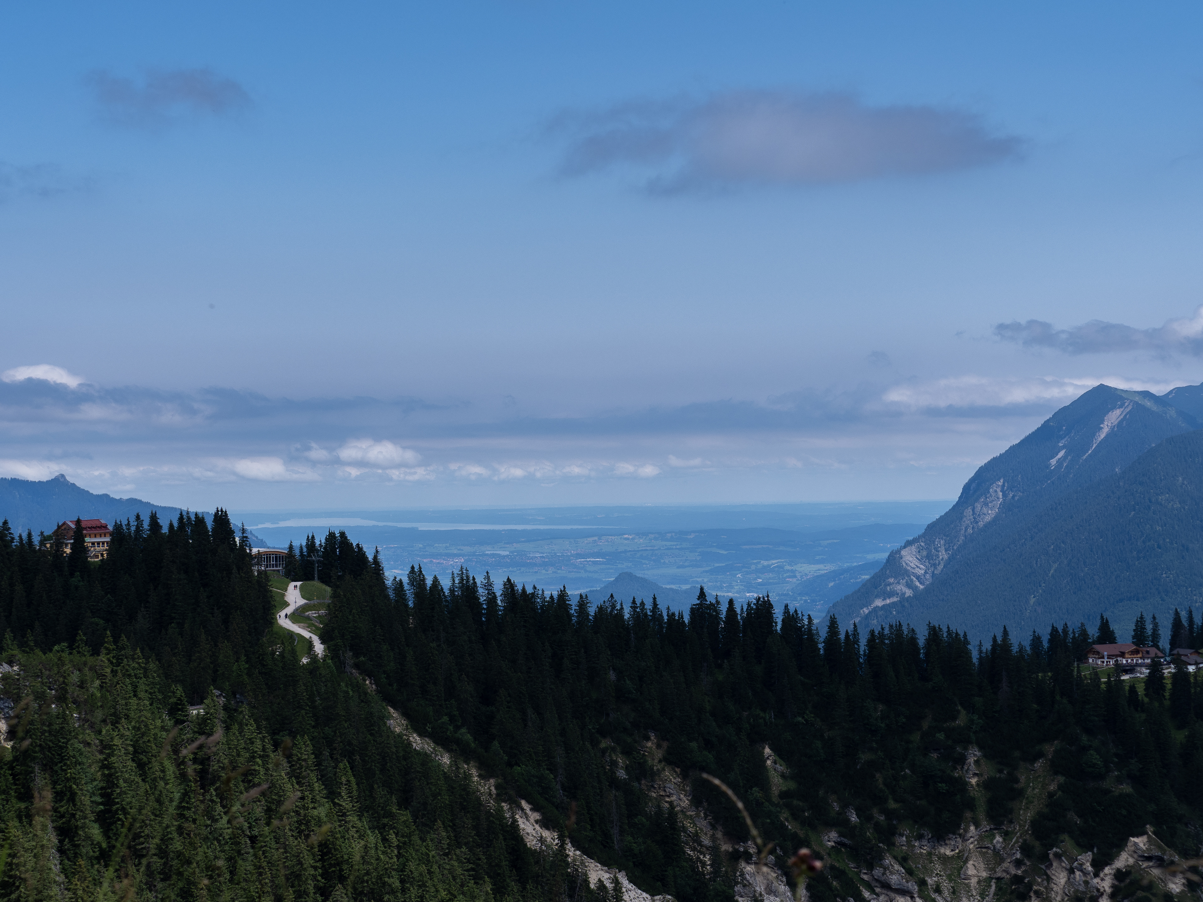 Das Loisachtal, im Hintergrund ist der Starnberger See zu erkennen., links das Kreuzeckhaus
