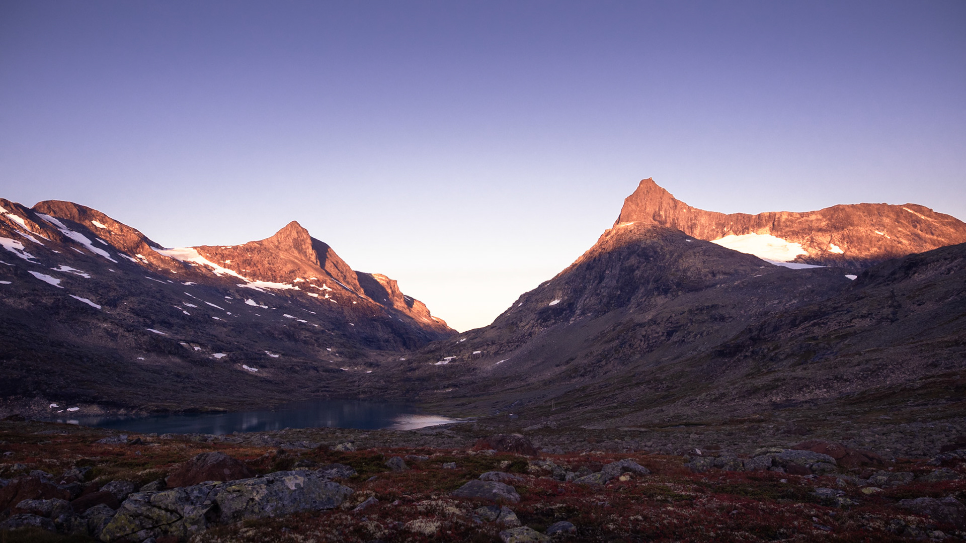 Hjelledalstind (links) und Falketind (rechts) im Jotunheimen-Nationalpark