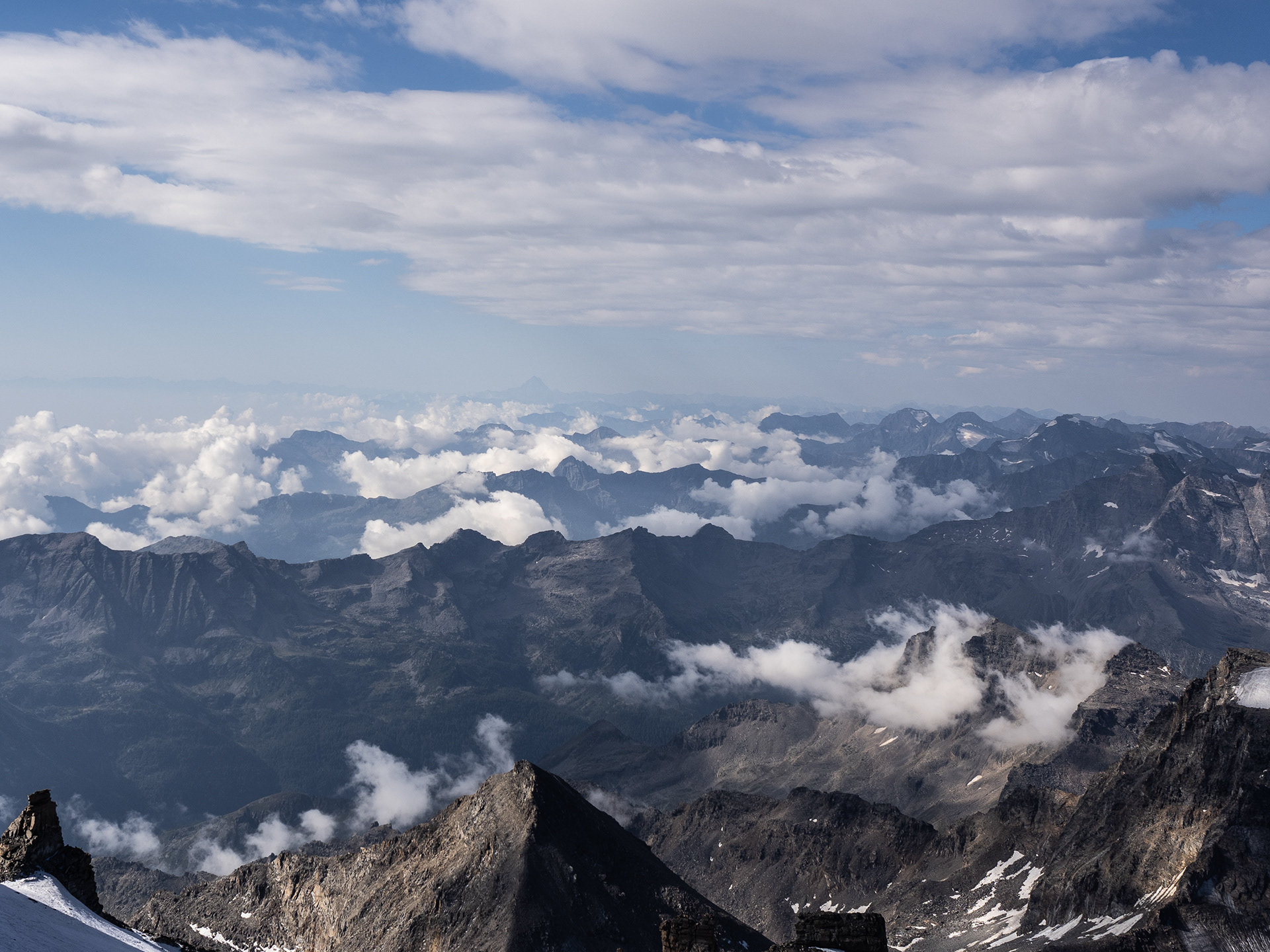 Blick in Richtung Süden, im Hintergrund ist schwach der Monviso zu erkennen
