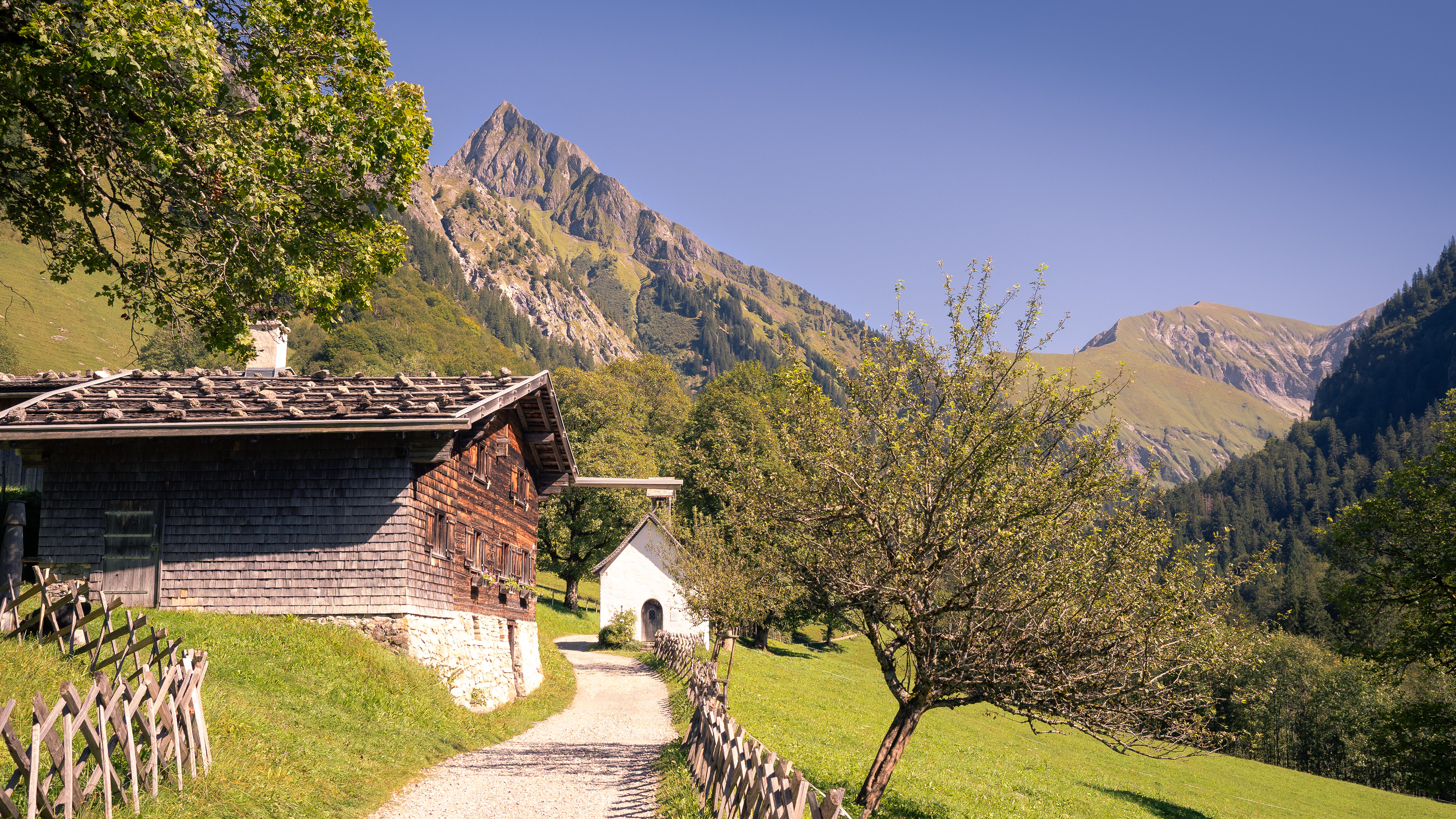 Bergbauerndorf Gerstruben mit Höfats (links) und Rauheck (rechts)