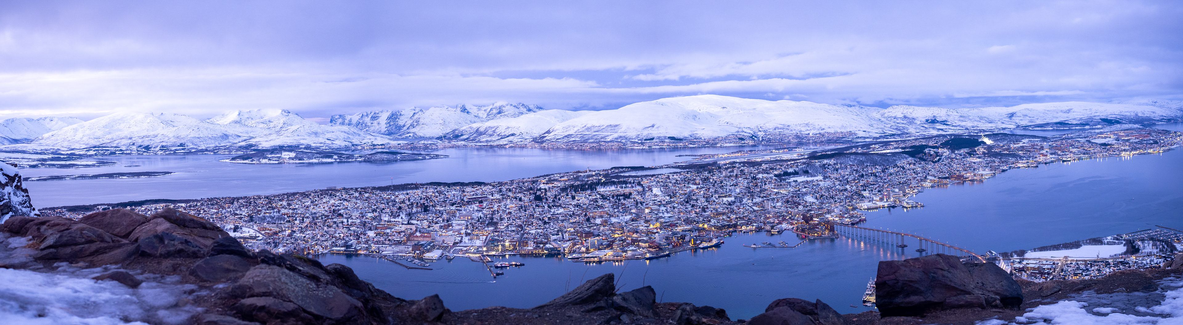 Blick von der Fløya auf Tromsø während der Polarnacht