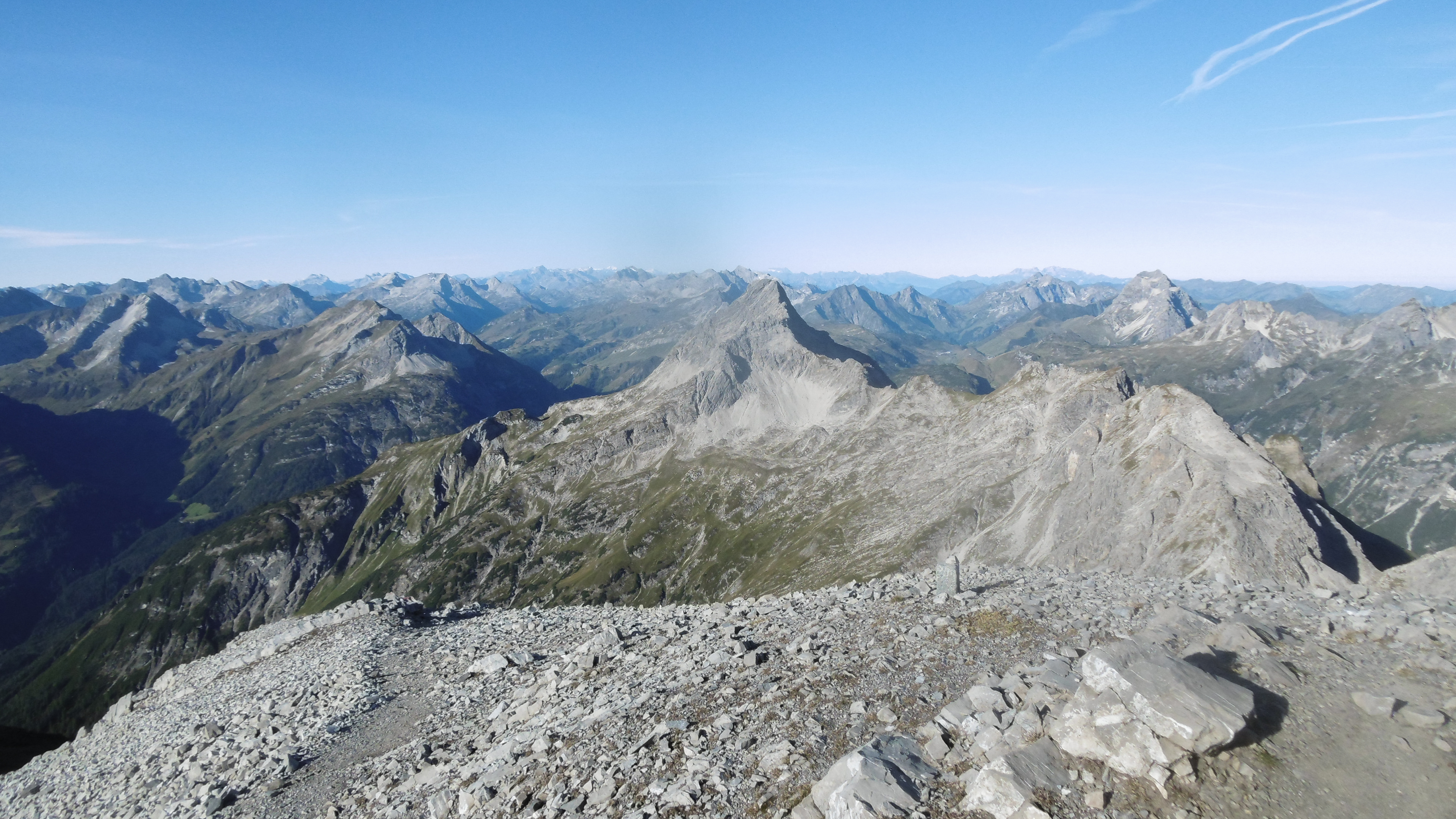 Blick auf u.a. Biberkopf (MItte) und Großen Widderstein (rechts)