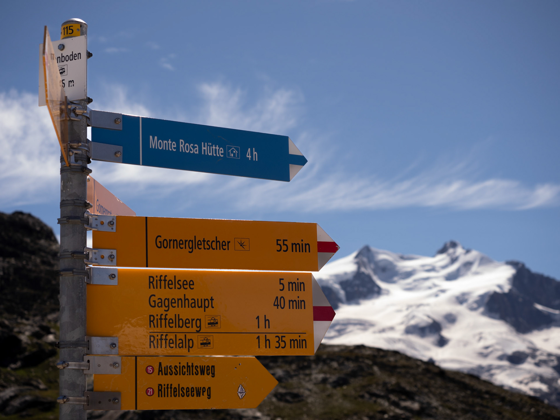 Wegweiser zur Monte Rosa Hütte