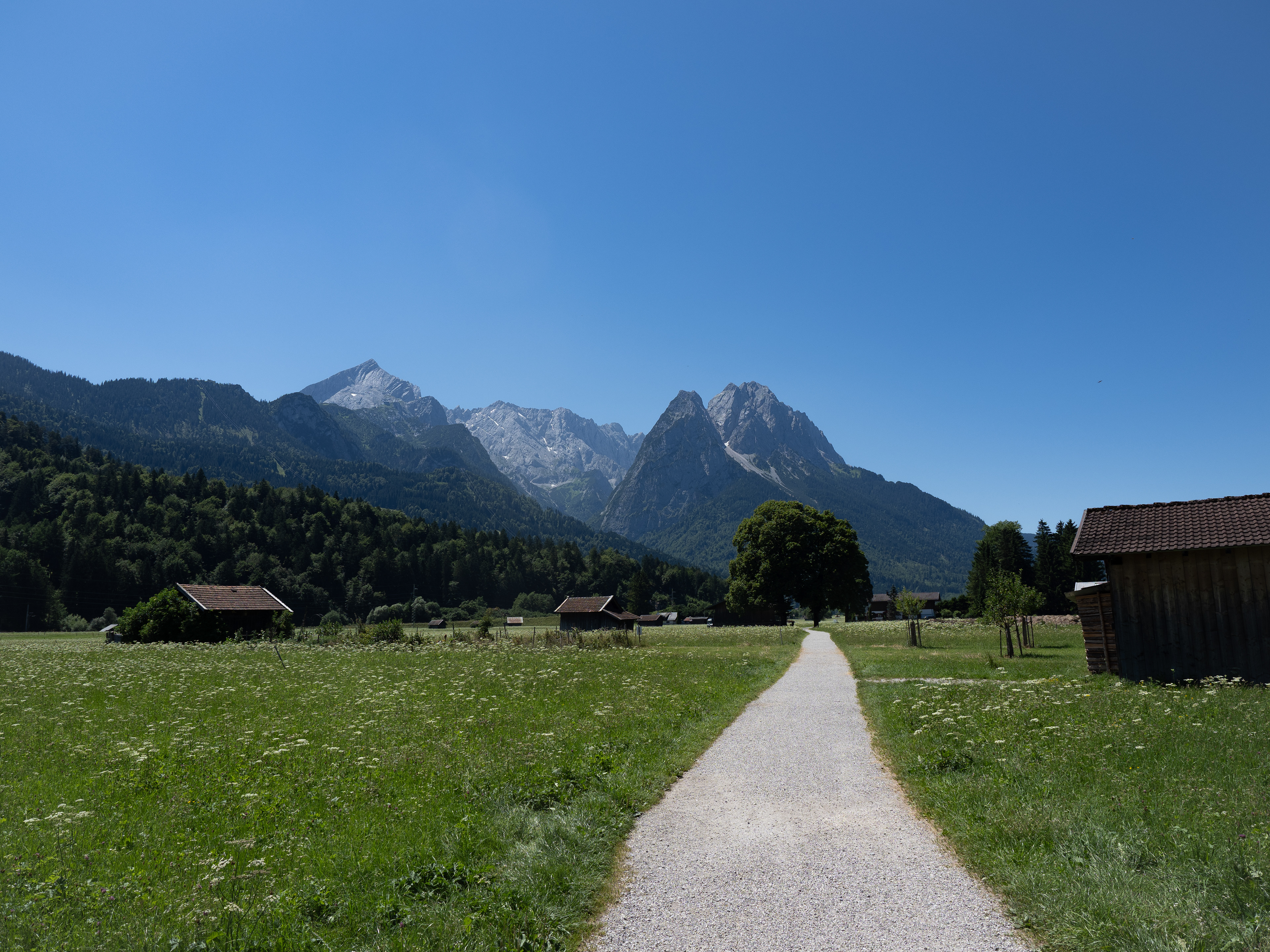 Fußweg nach Hammersbach. Links die Alpspitze, rechts der Waxenstein