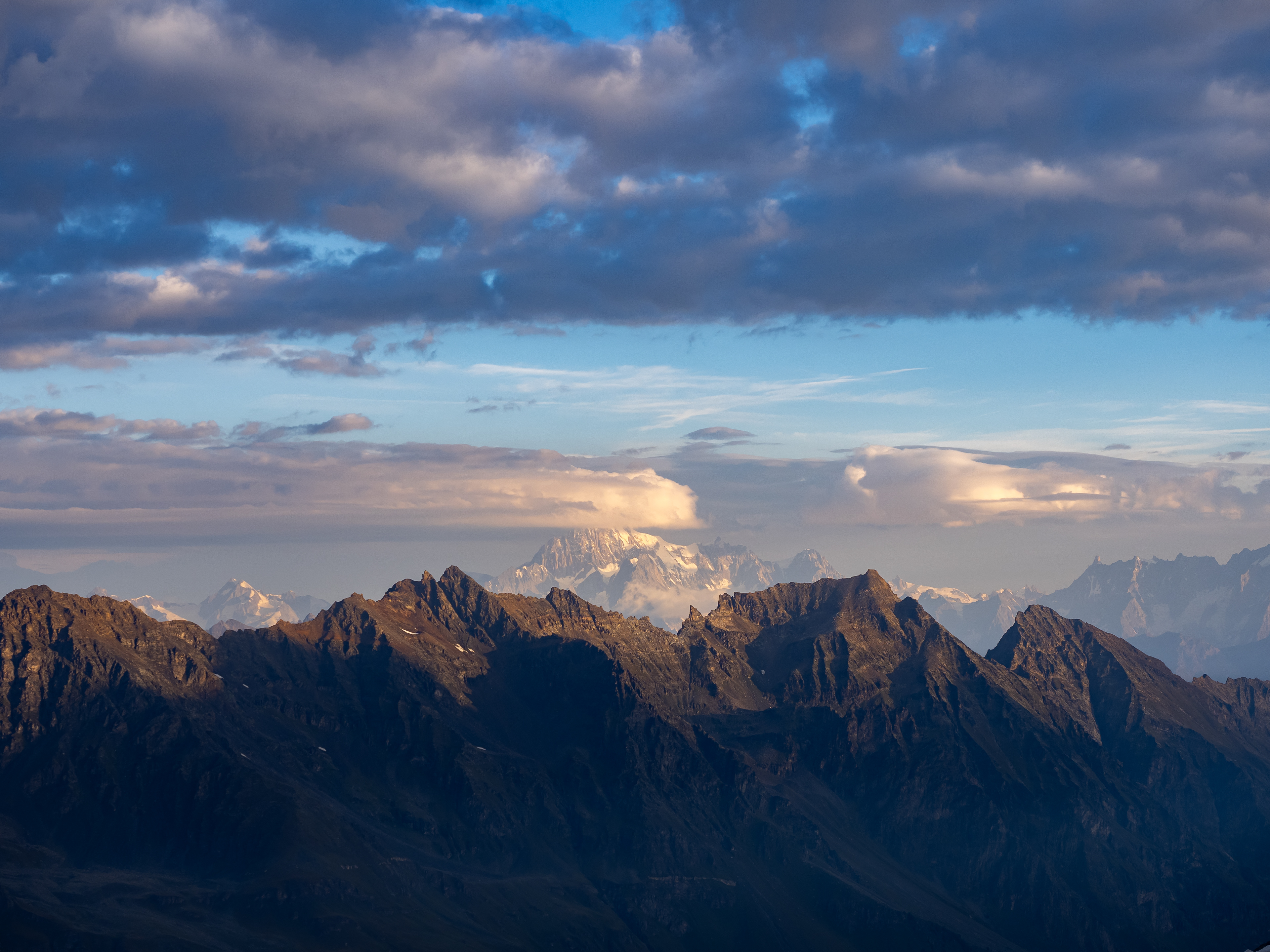 Morgens am Beginn des Gletschers. Der Mont Blanc leuchtet in den ersten Sonnenstrahlen.