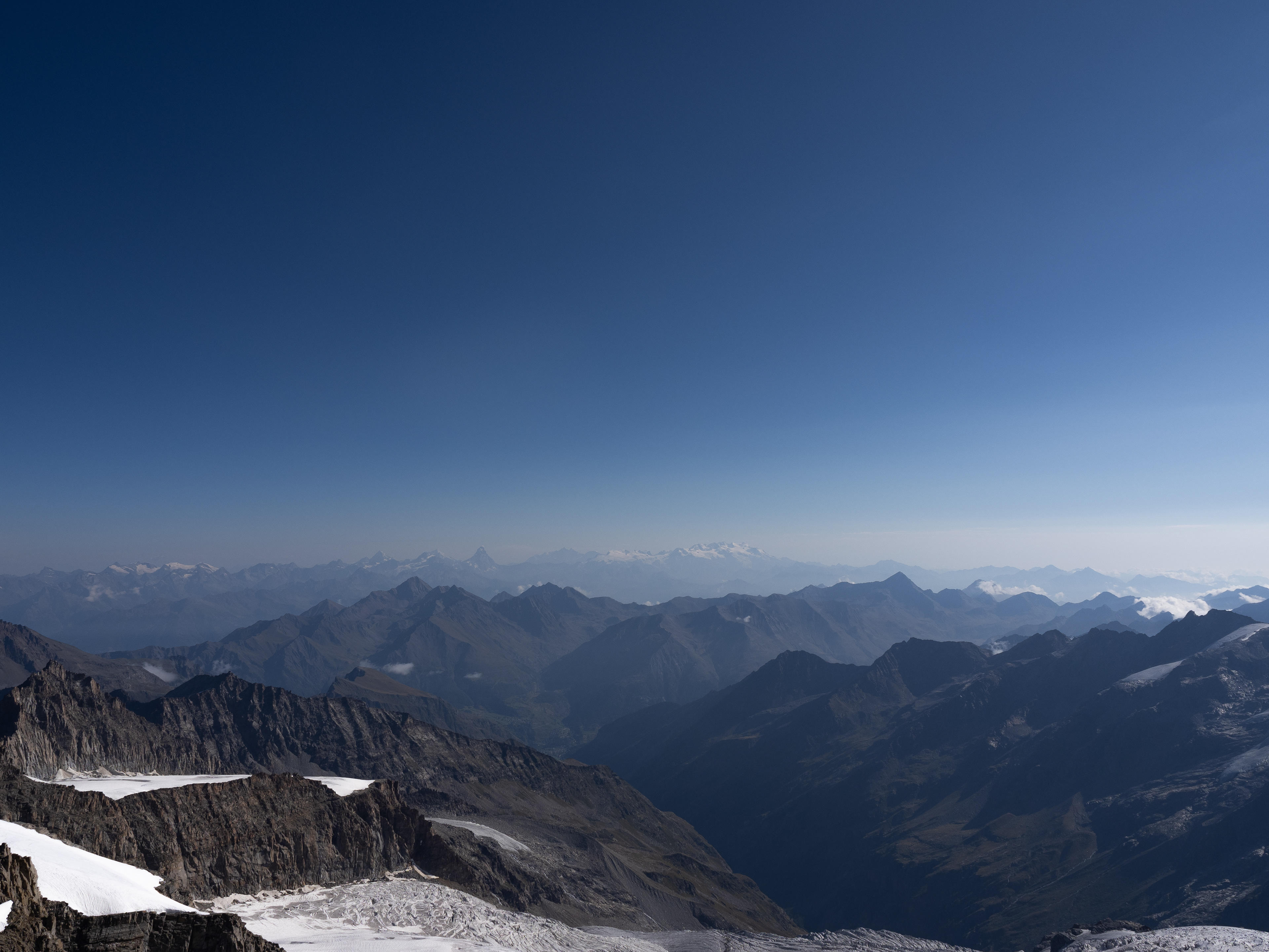 Blick auf die Walliser Alpen, u.a. mit Matterhorn, Dom, Breithorn, Liskamm und Monte Rosa