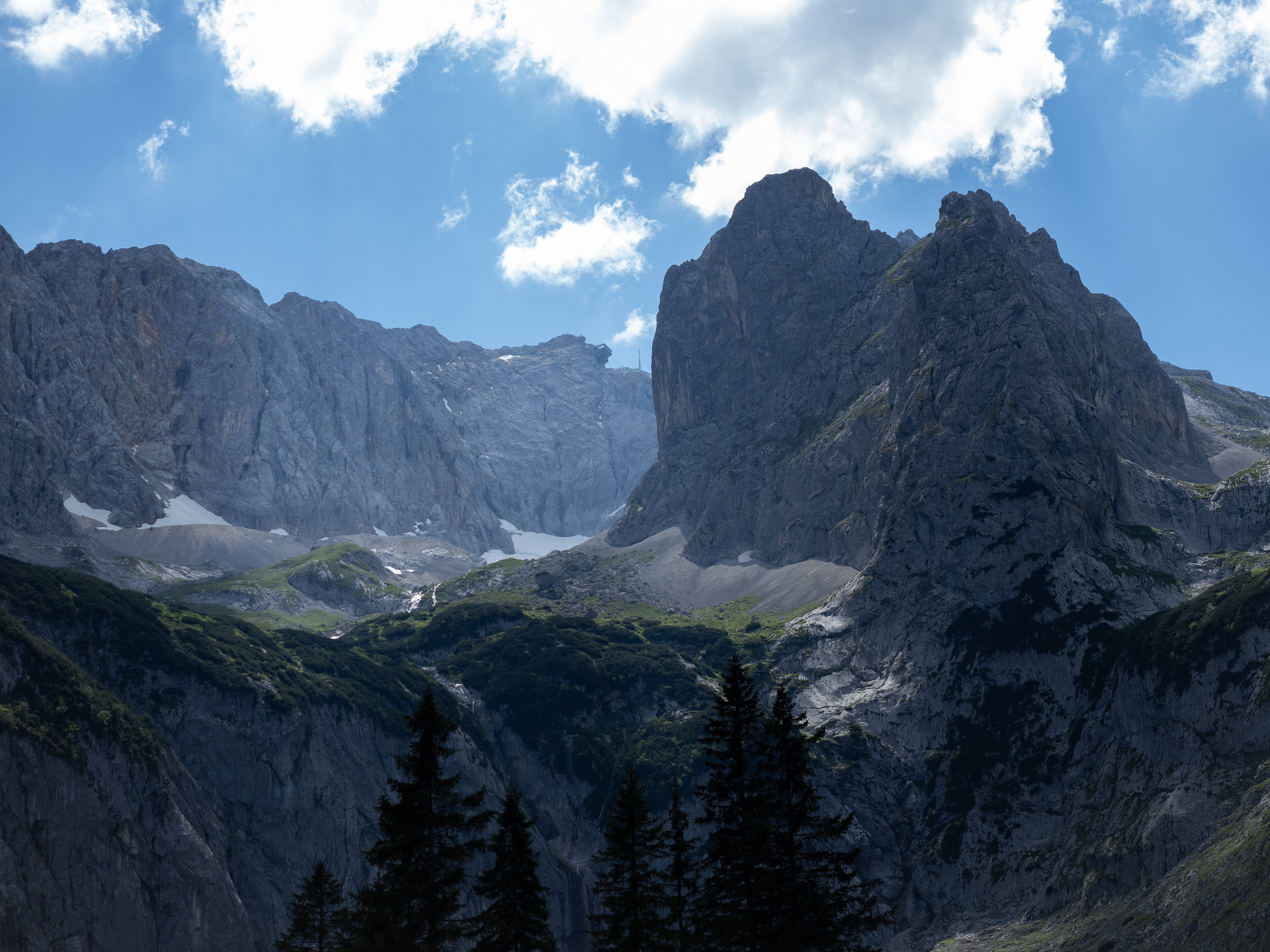 In der Bildmitte im Hintergrund: die Zugspitze