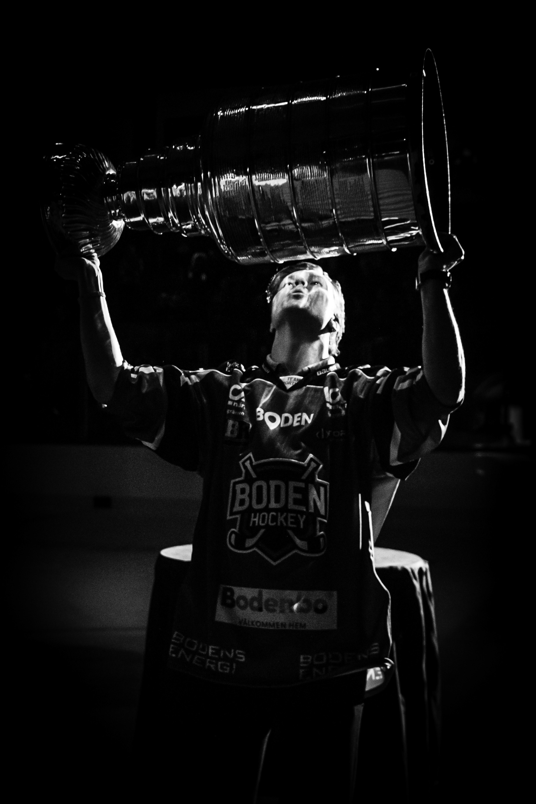 Oskar Sundqvist med Stanleycup-bucklan