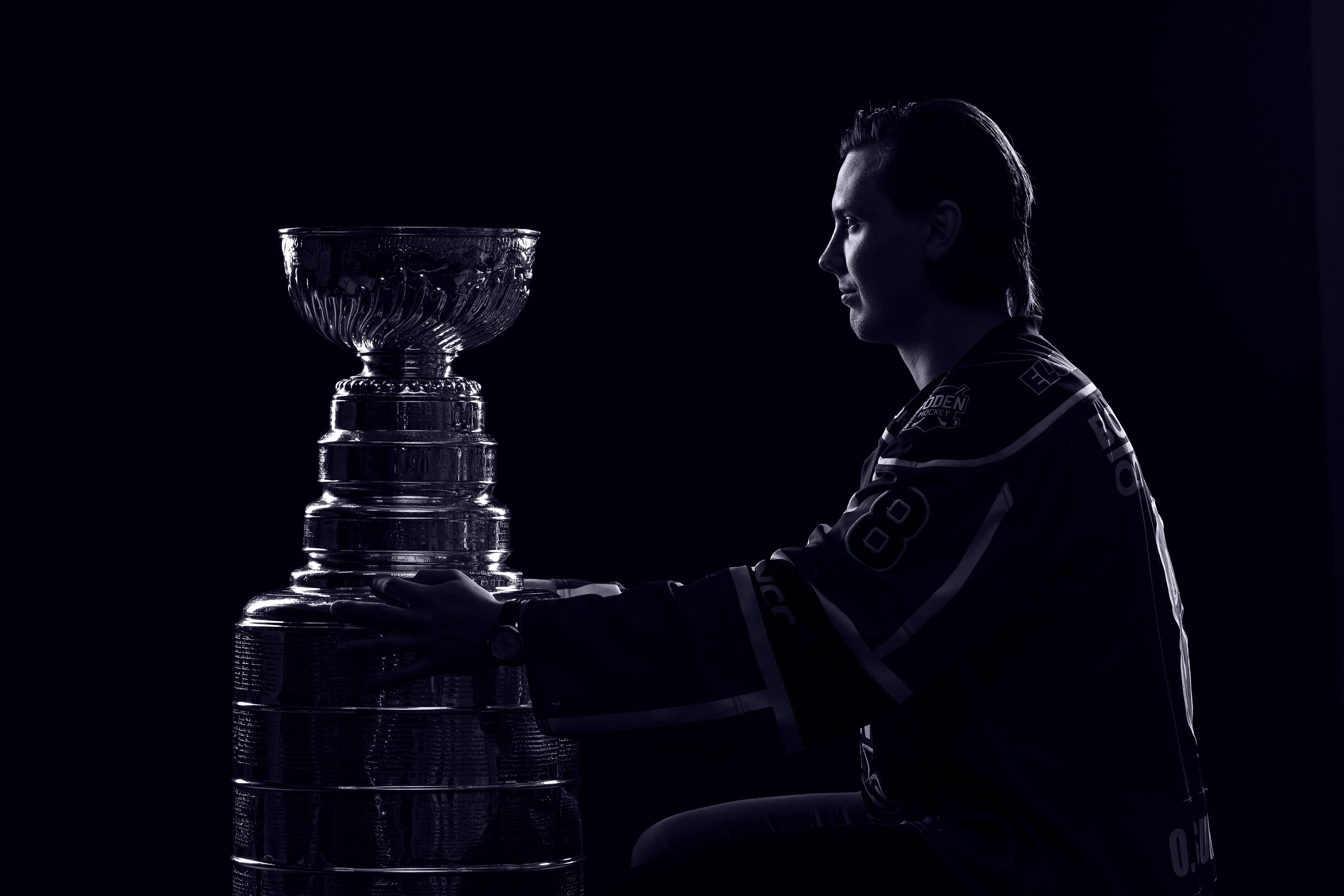 Oskar Sundqvist med Stanleycup-bucklan