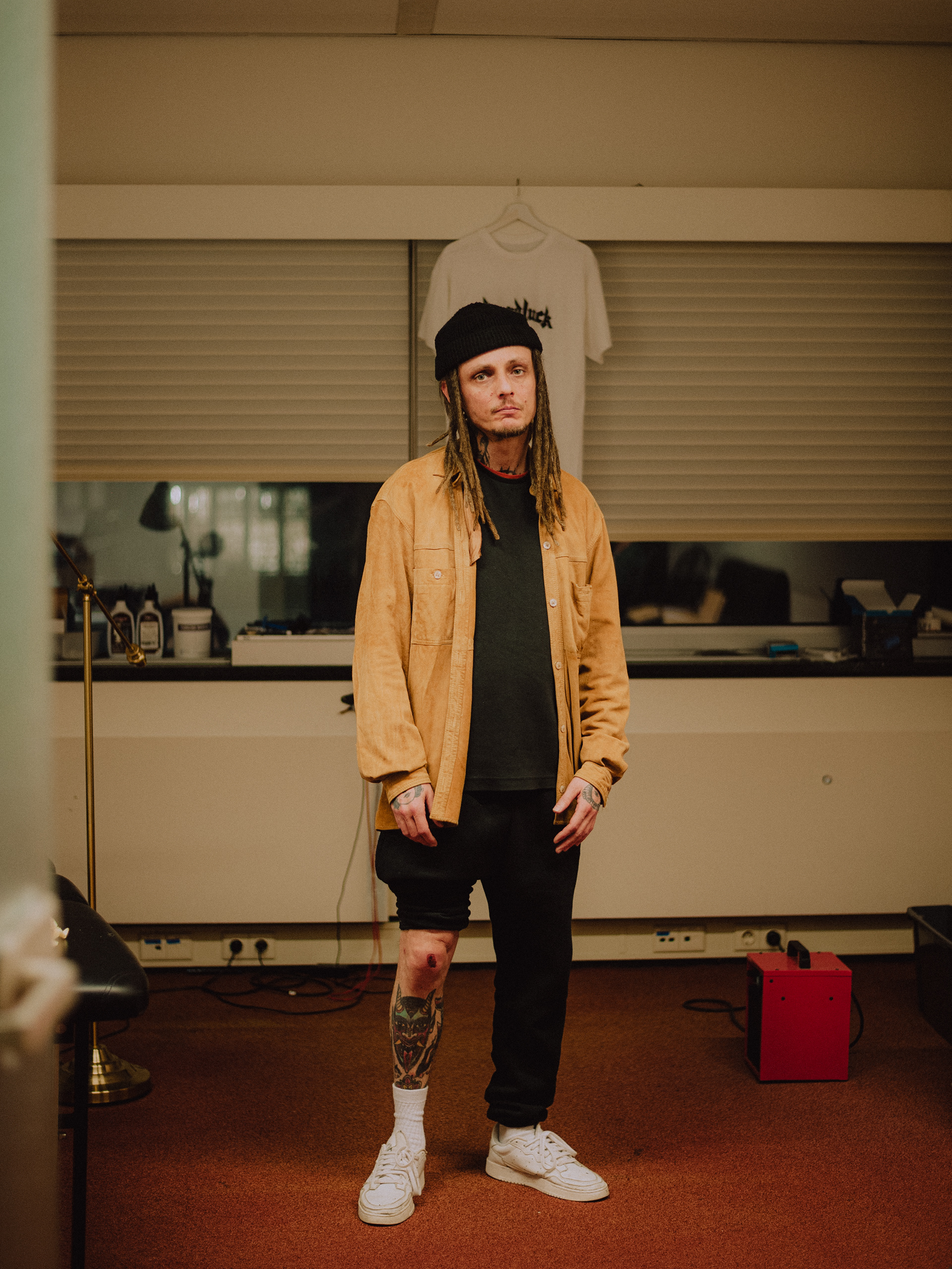 Risk tattoos Stefan in his makeshift studio. Rotterdam, 2023.