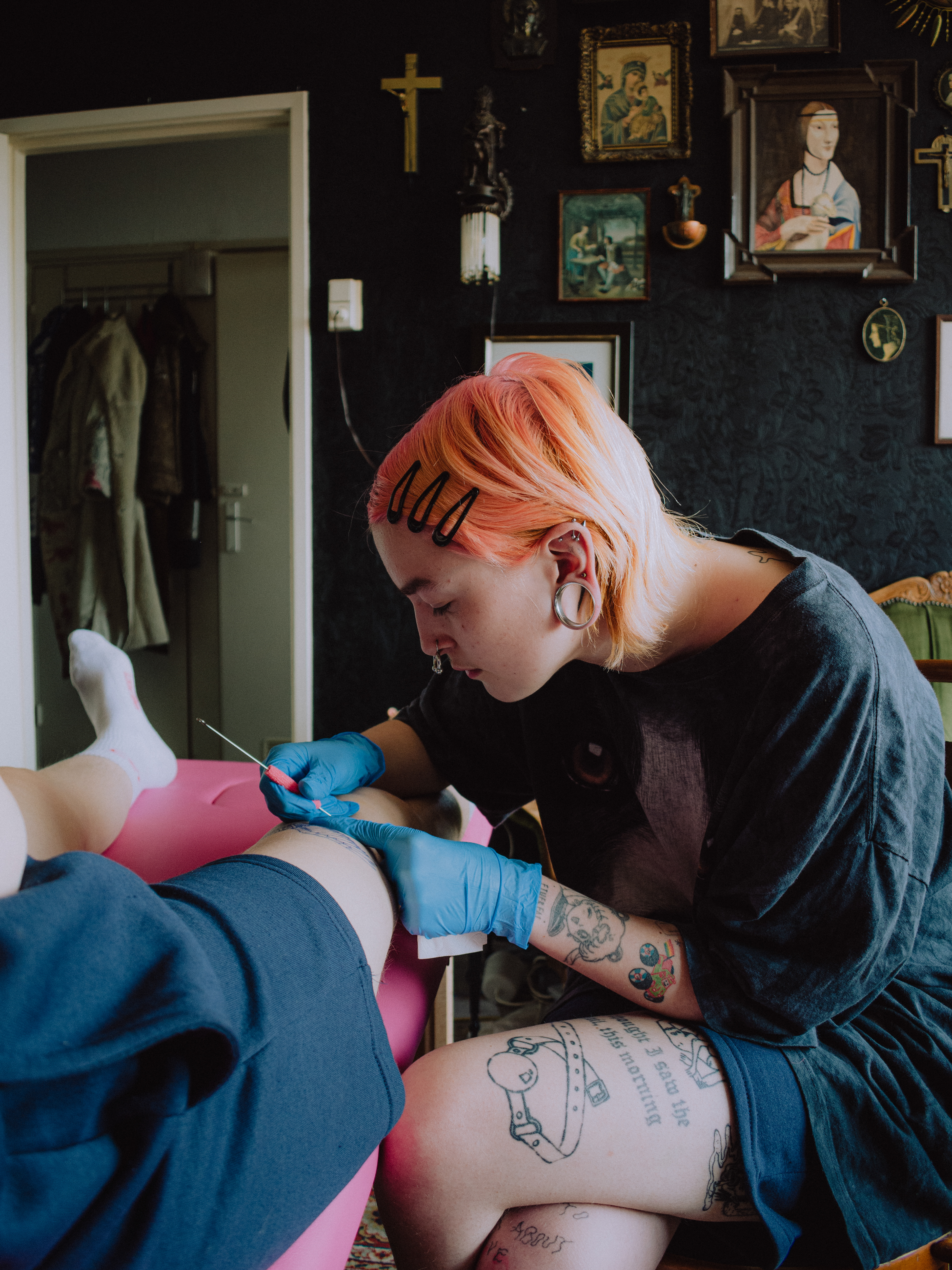 Esmee tattoos their sister Jane. Schiedam, 2021.