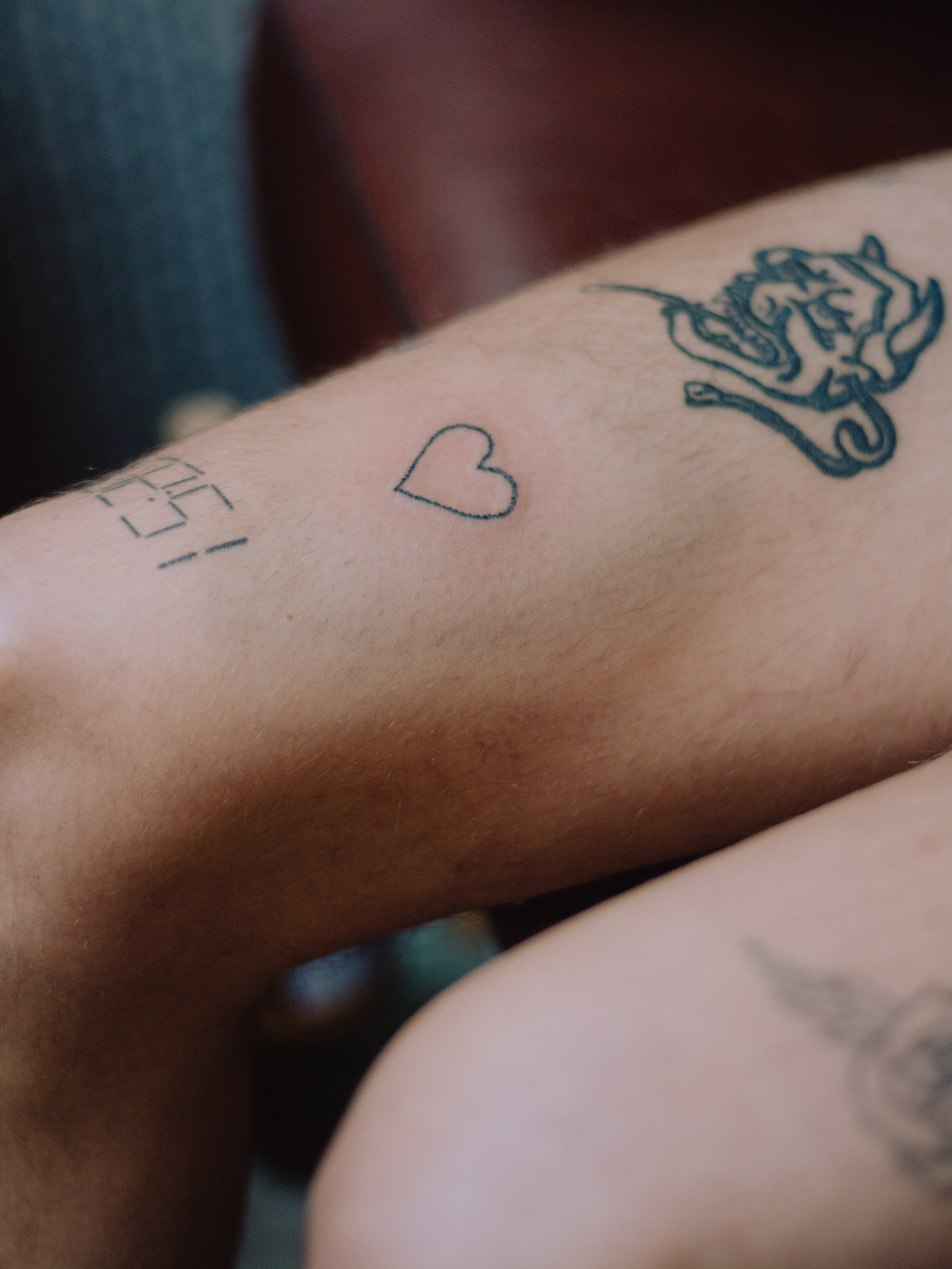 Dries tattoos himself in his home. Amsterdam, 2020.