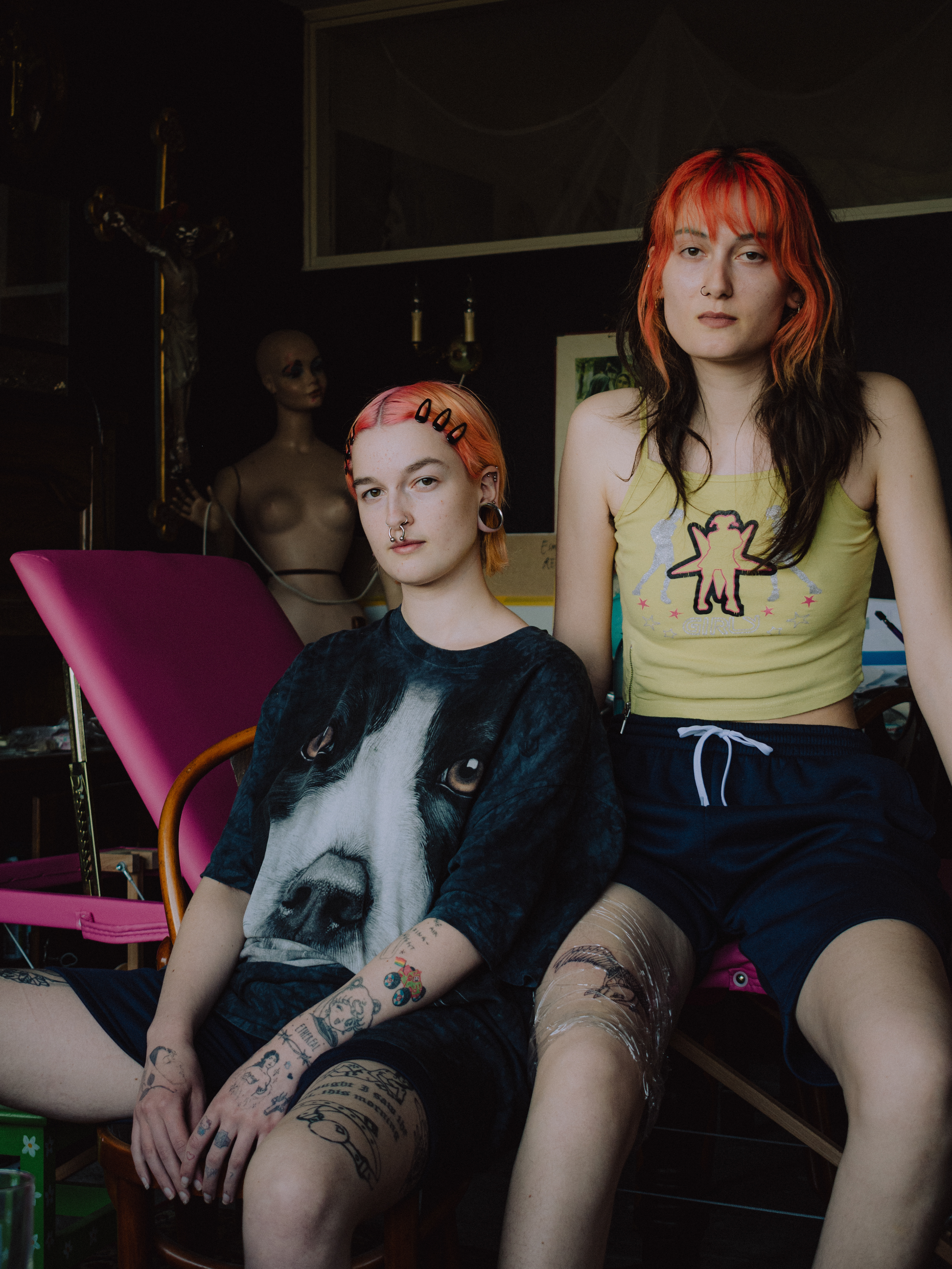 Esmee tattoos their sister Jane. Schiedam, 2021.