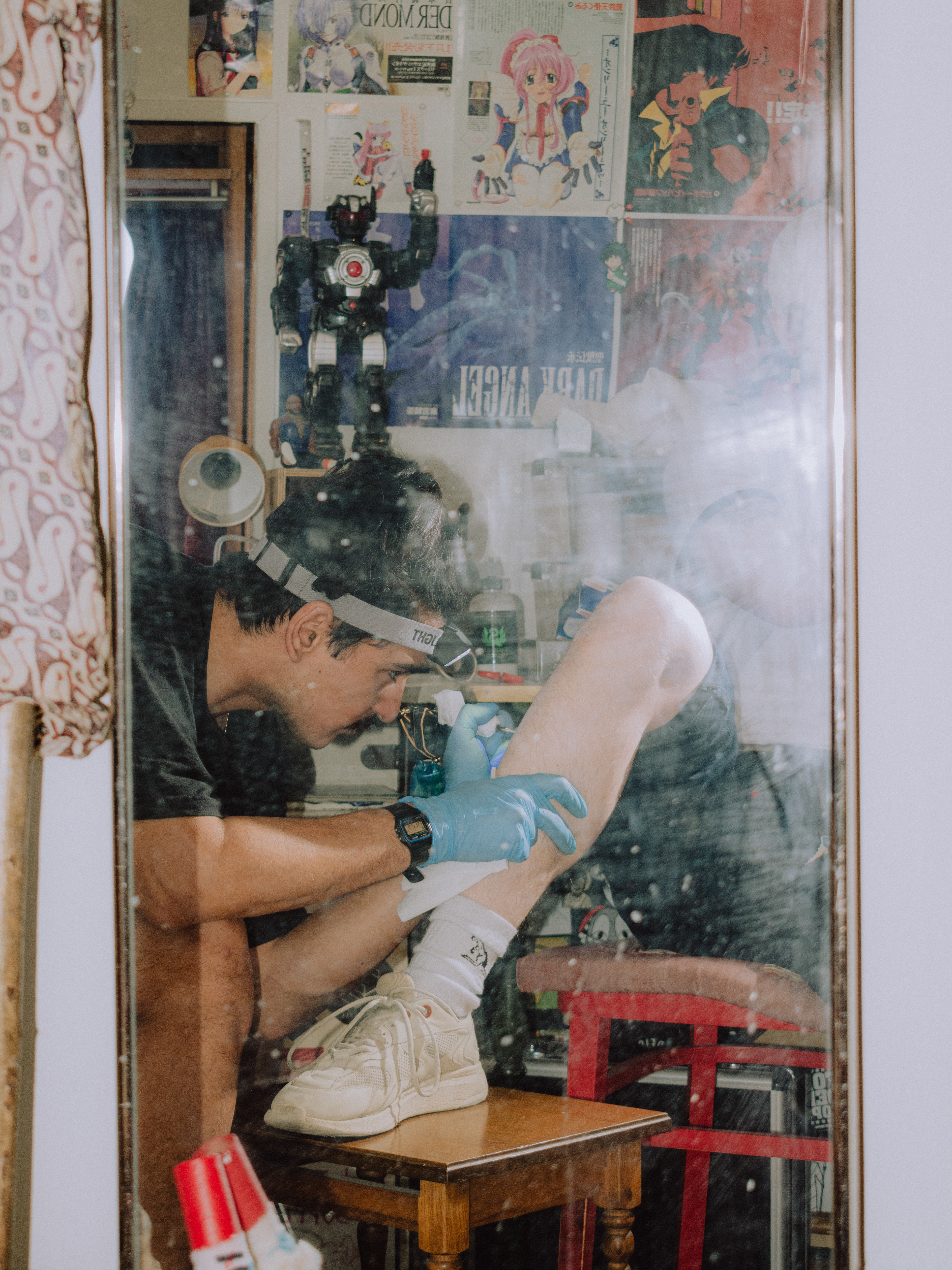 Atilla tattoos me in his home studio. Tilburg, 2020.