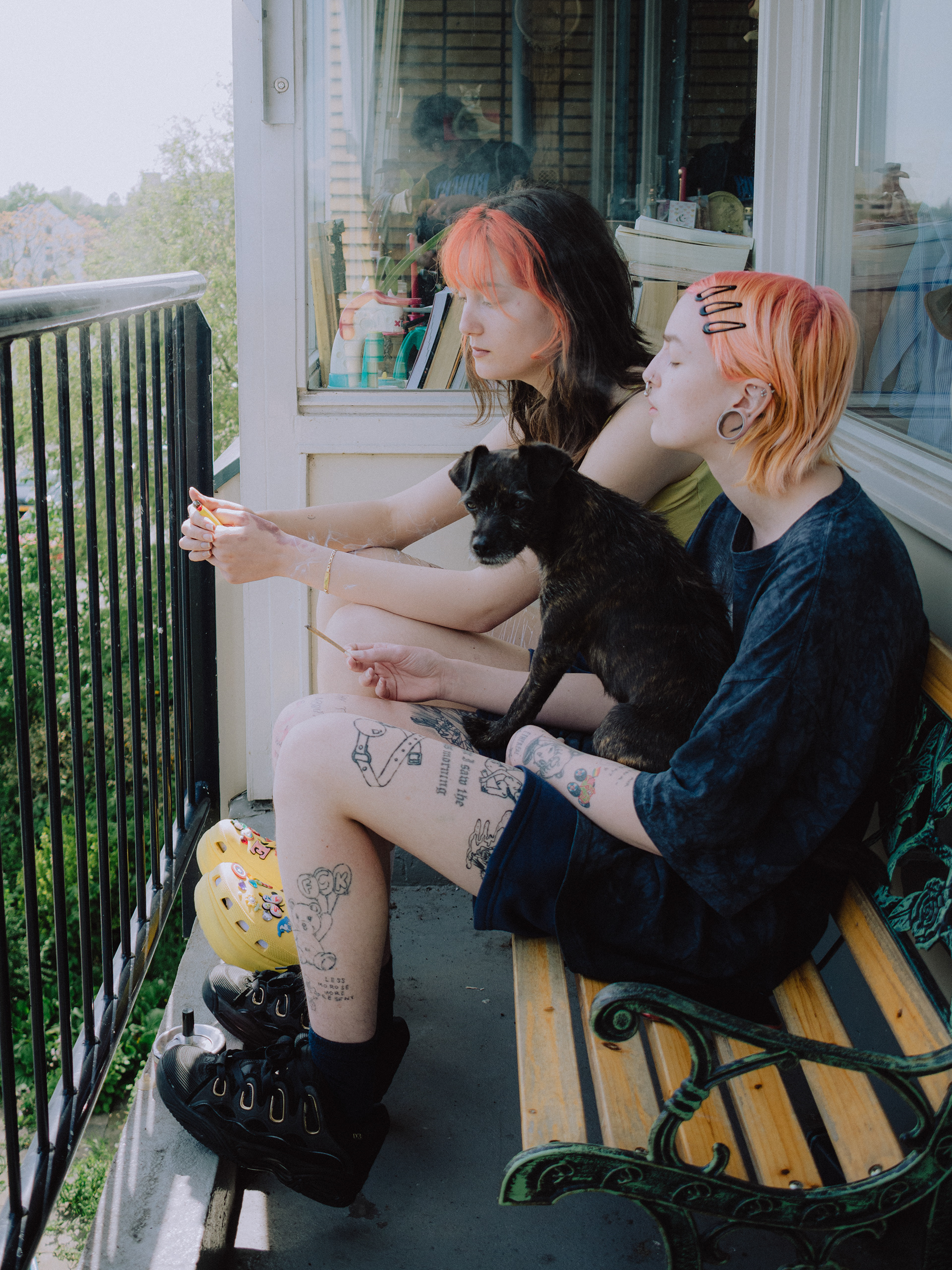 Esmee tattoos their sister Jane. Schiedam, 2021.