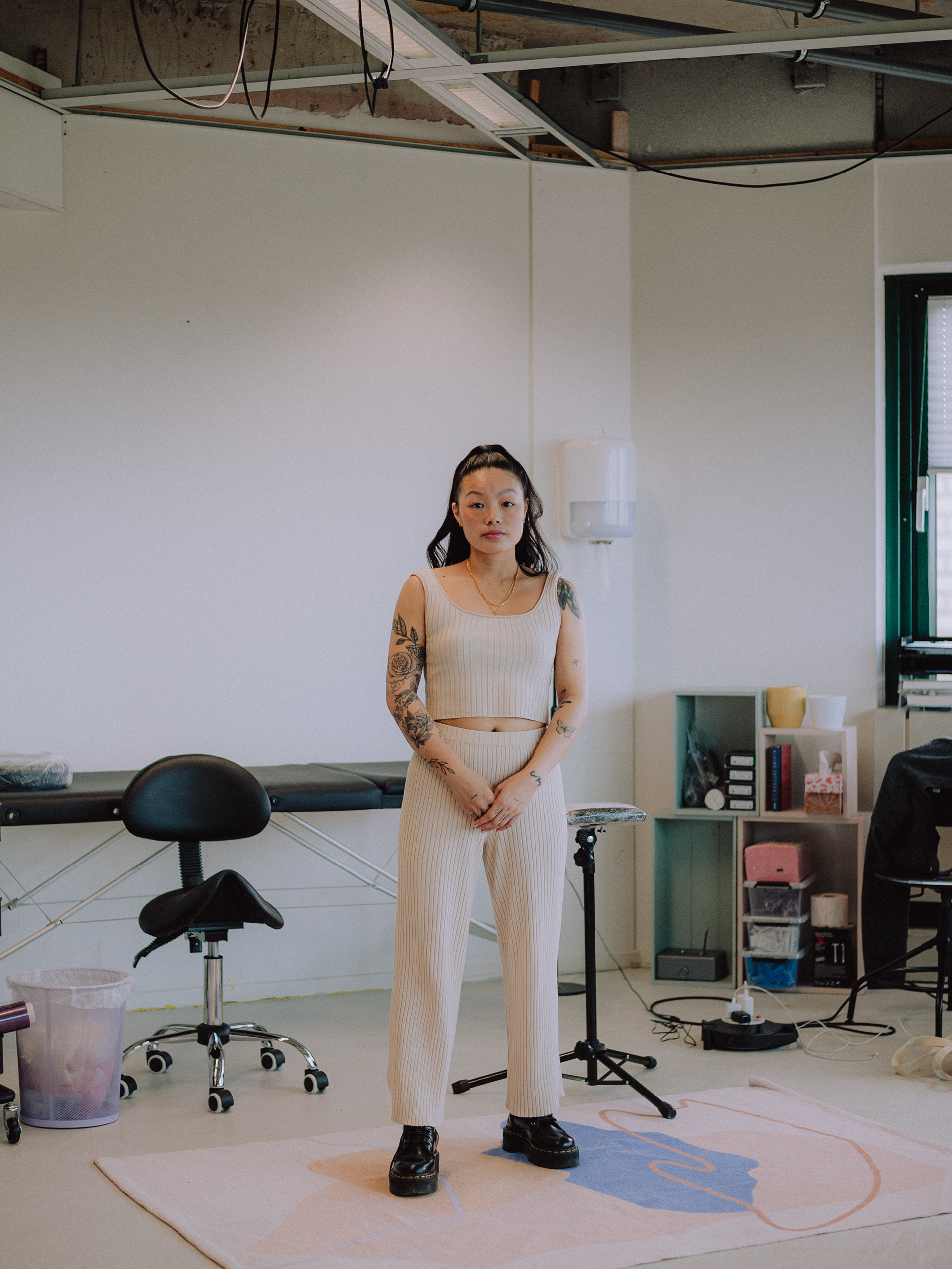 Wenting in her makeshift studio. Rotterdam, 2023.