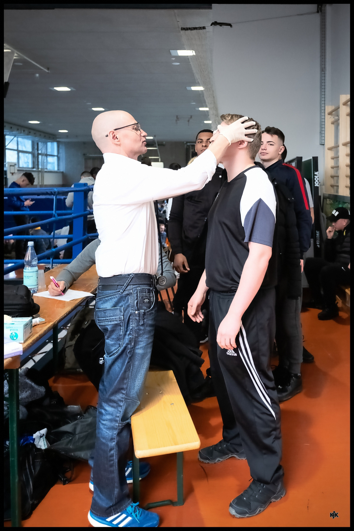 Der Ringarzt untersucht die Kämpfer