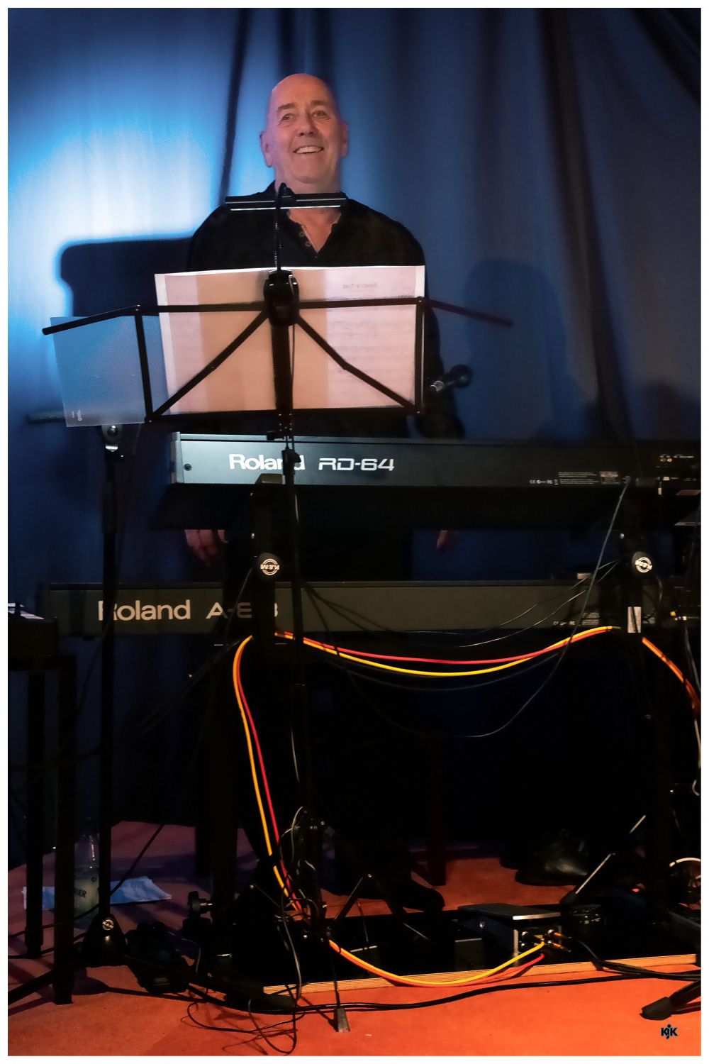 Fried Bauer taucht hinter seinen Keyboards auf...