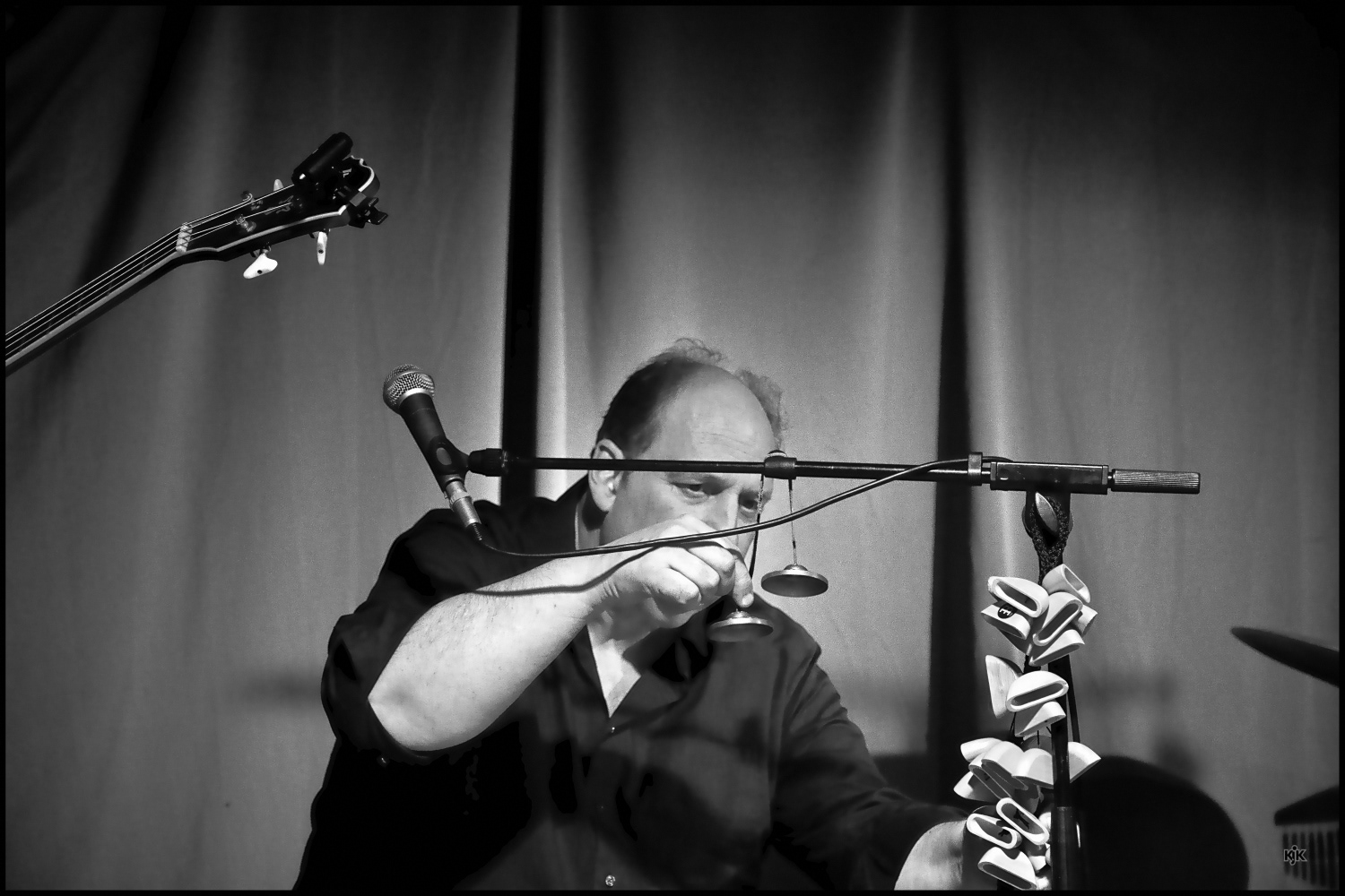Frank Haunschild meisterte auch die percussiven Töne