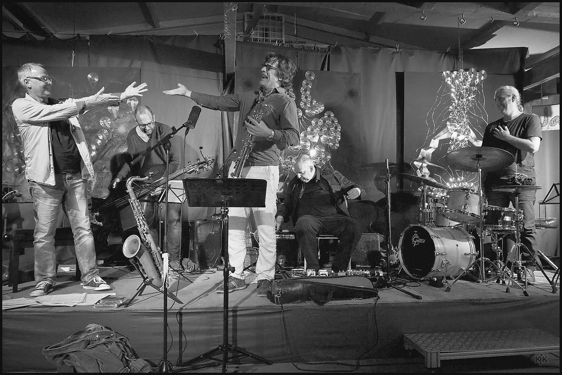 Eine gut gelaunte Truppe genießt den gelungenen Auftritt