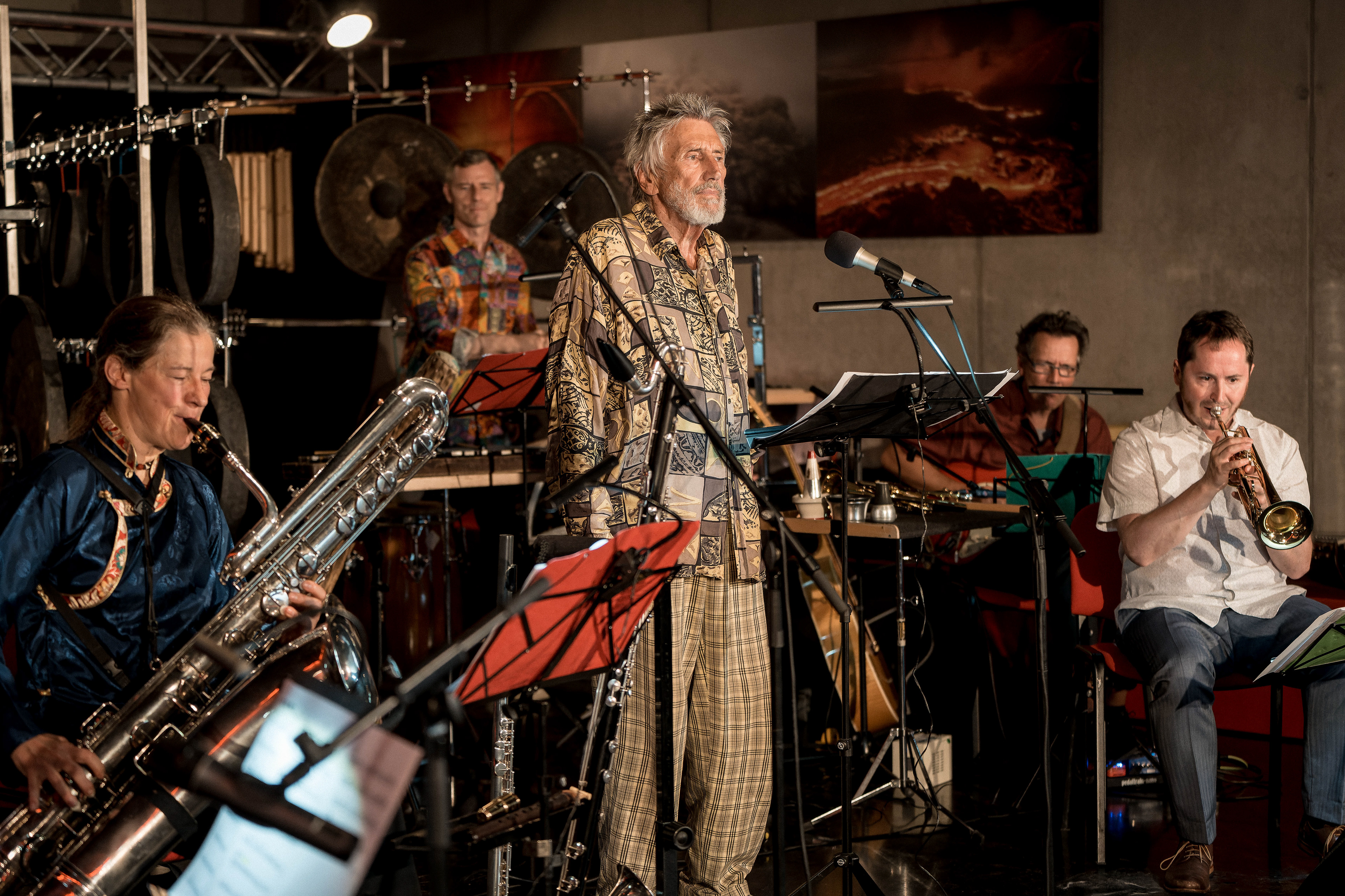Der Sprecher Christian Brückner zwischen den MusikerInnen des "wilden Jazzorchesters"