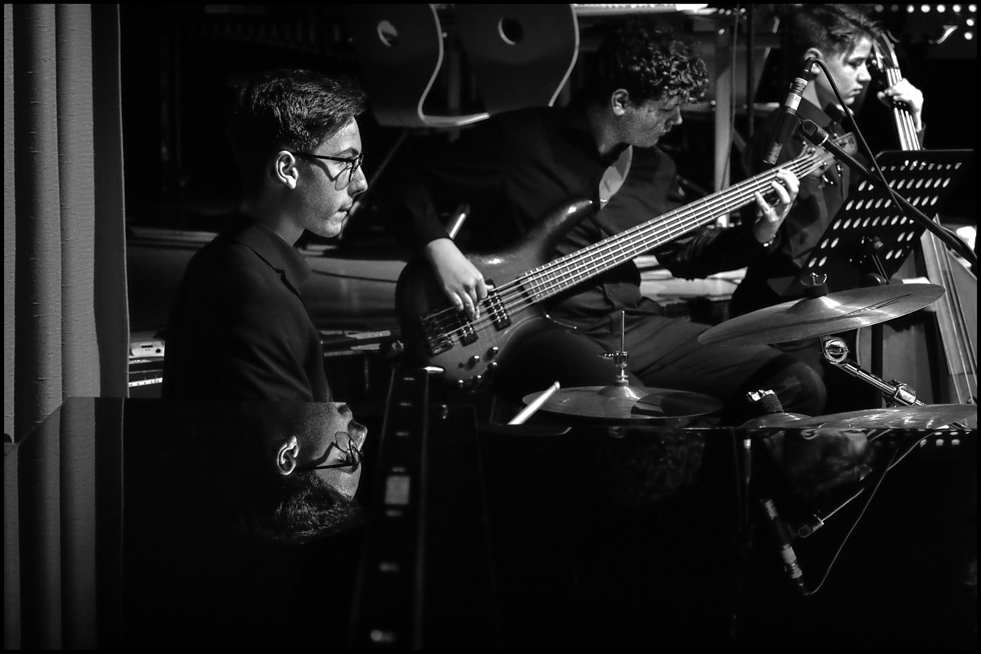 Die Rhythm-Section: Leo Launhardt, Paul Pitton und Philipp Troost am Kontrabass
