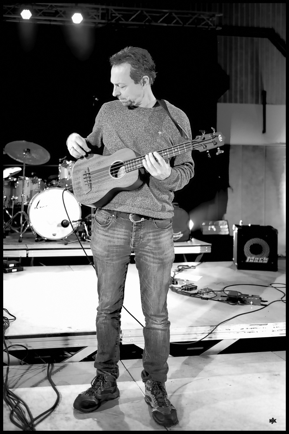 Fritz Roppel testet die Bass-Ukulele.