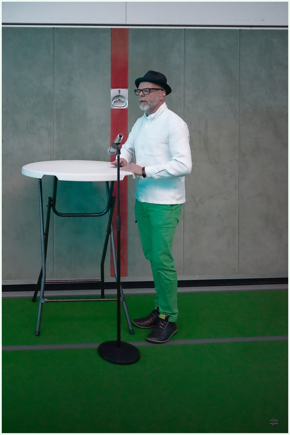 Auch der Tisch muss als Drumunterlage getestet werden.
