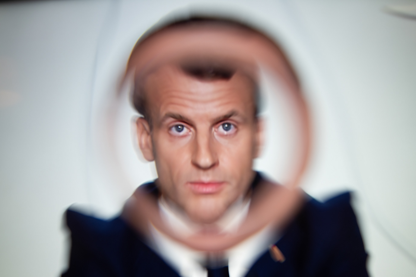 Le président français Emmanuel Macron s'invite chez les Français confinés.