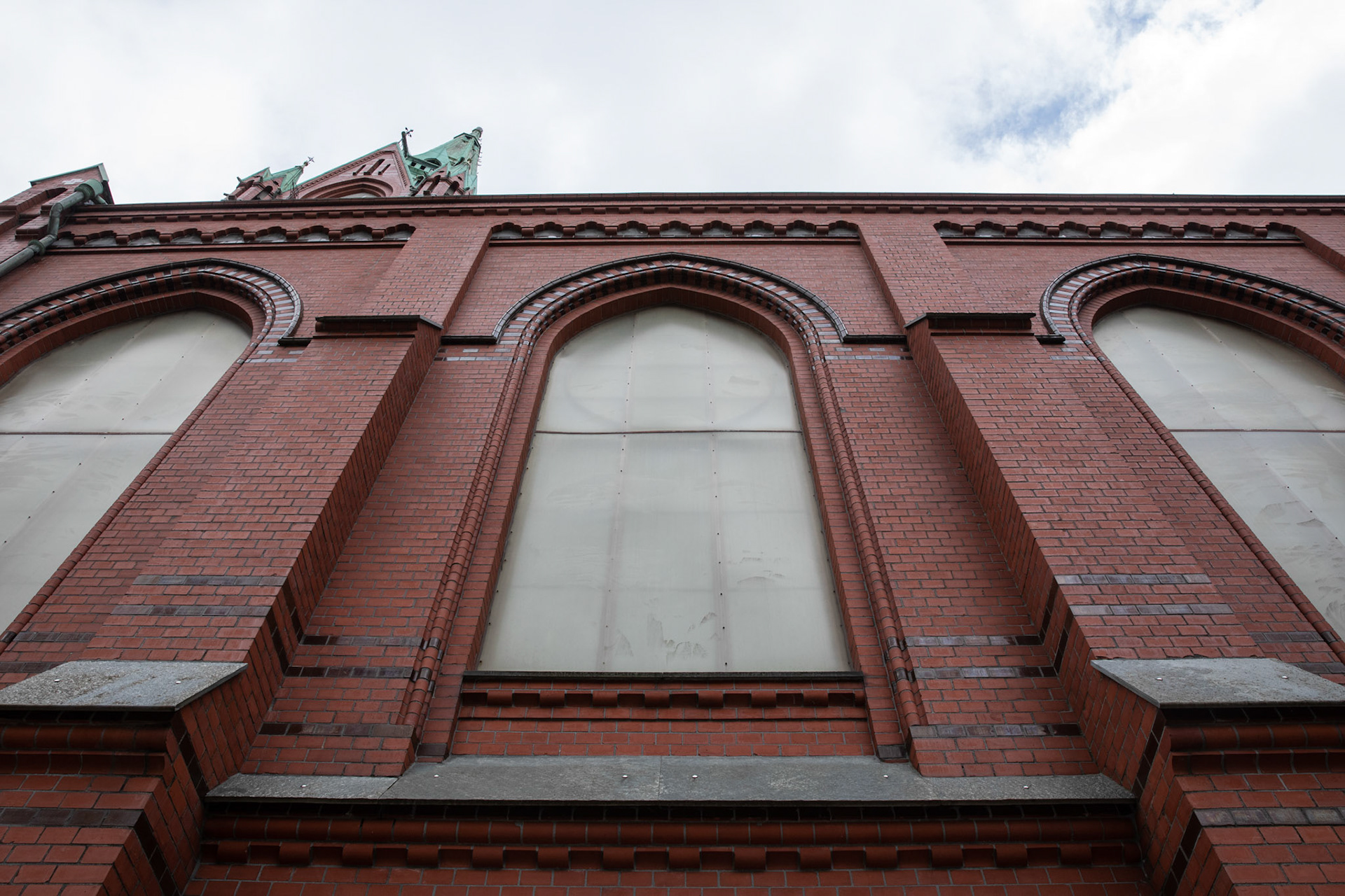 Glass og kobber er blant detaljene som skal gjøres noe med. Deriblant bytting av vinduer. Fotografert utenfor Johanneskirken 19.08.2021 til sak om renovasjon av kirken