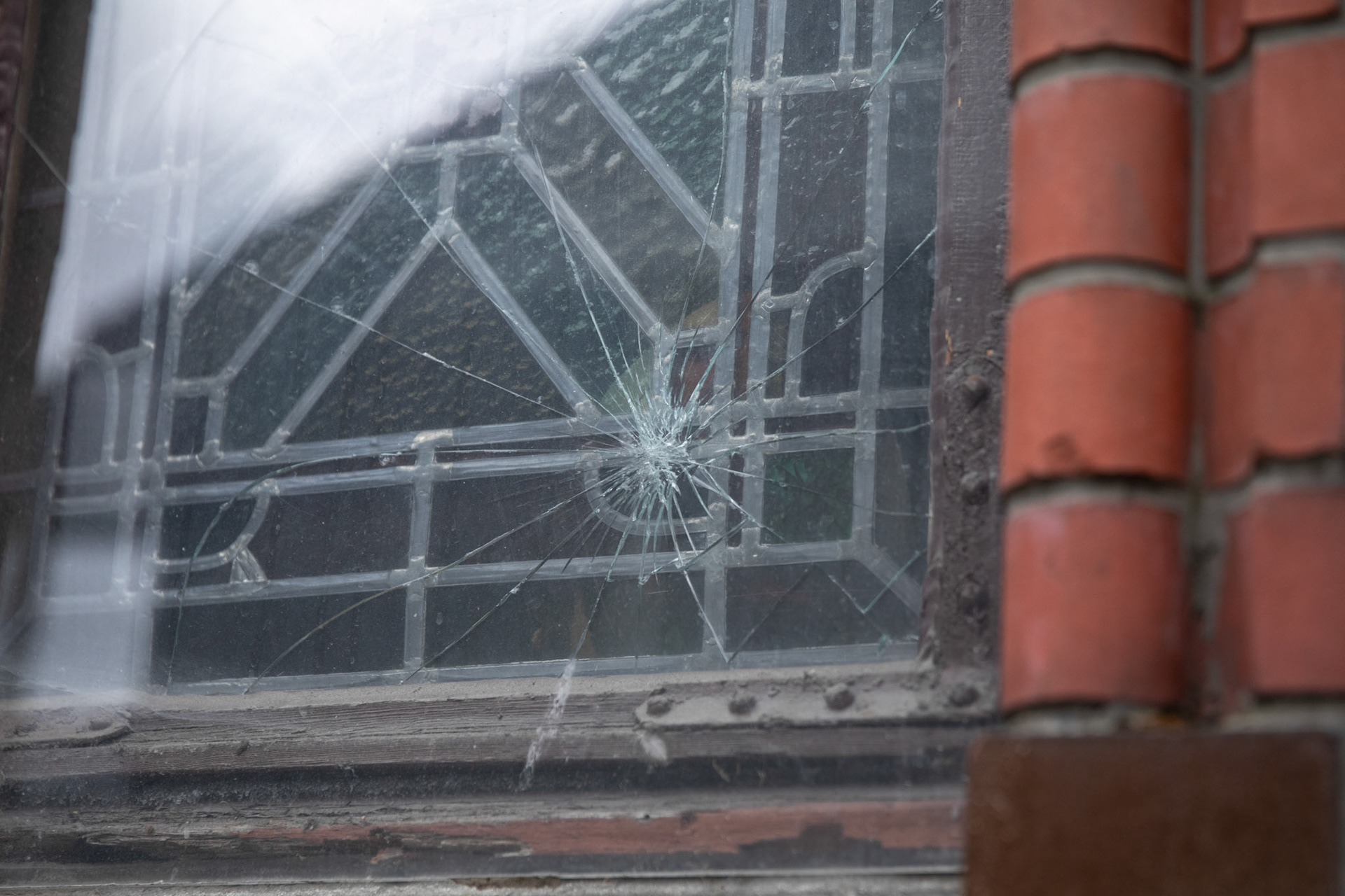 Glass og kobber er blant detaljene som skal gjøres noe med. Deriblant bytting av vinduer. Fotografert utenfor Johanneskirken 19.08.2021 til sak om renovasjon av kirken