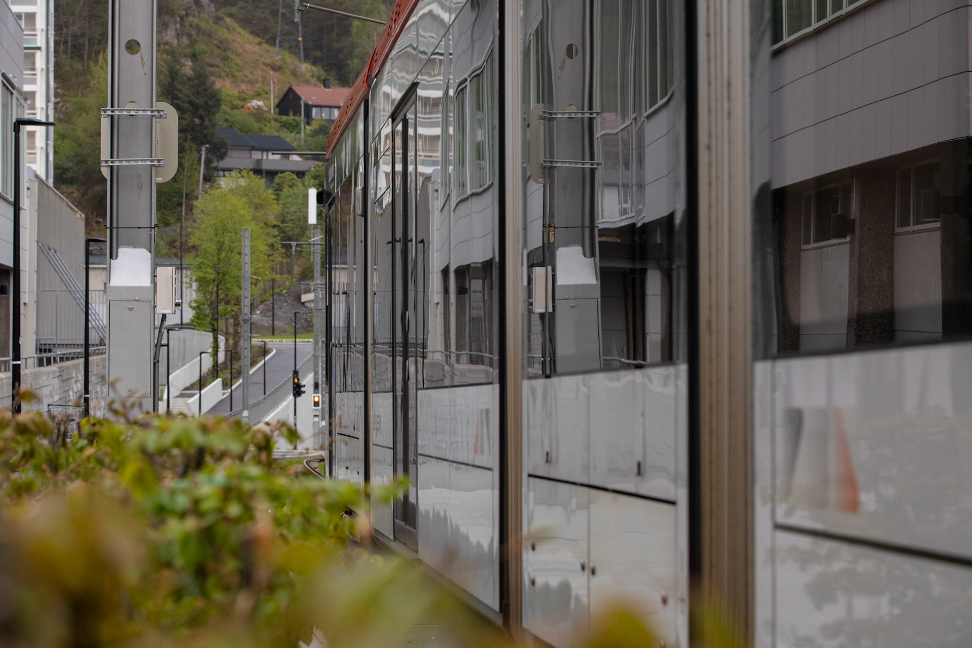 Bybanen rundt Fyllingsdalen Terminal med linje 2 i trafikk langs traseen. 23.05.2023 Bergen