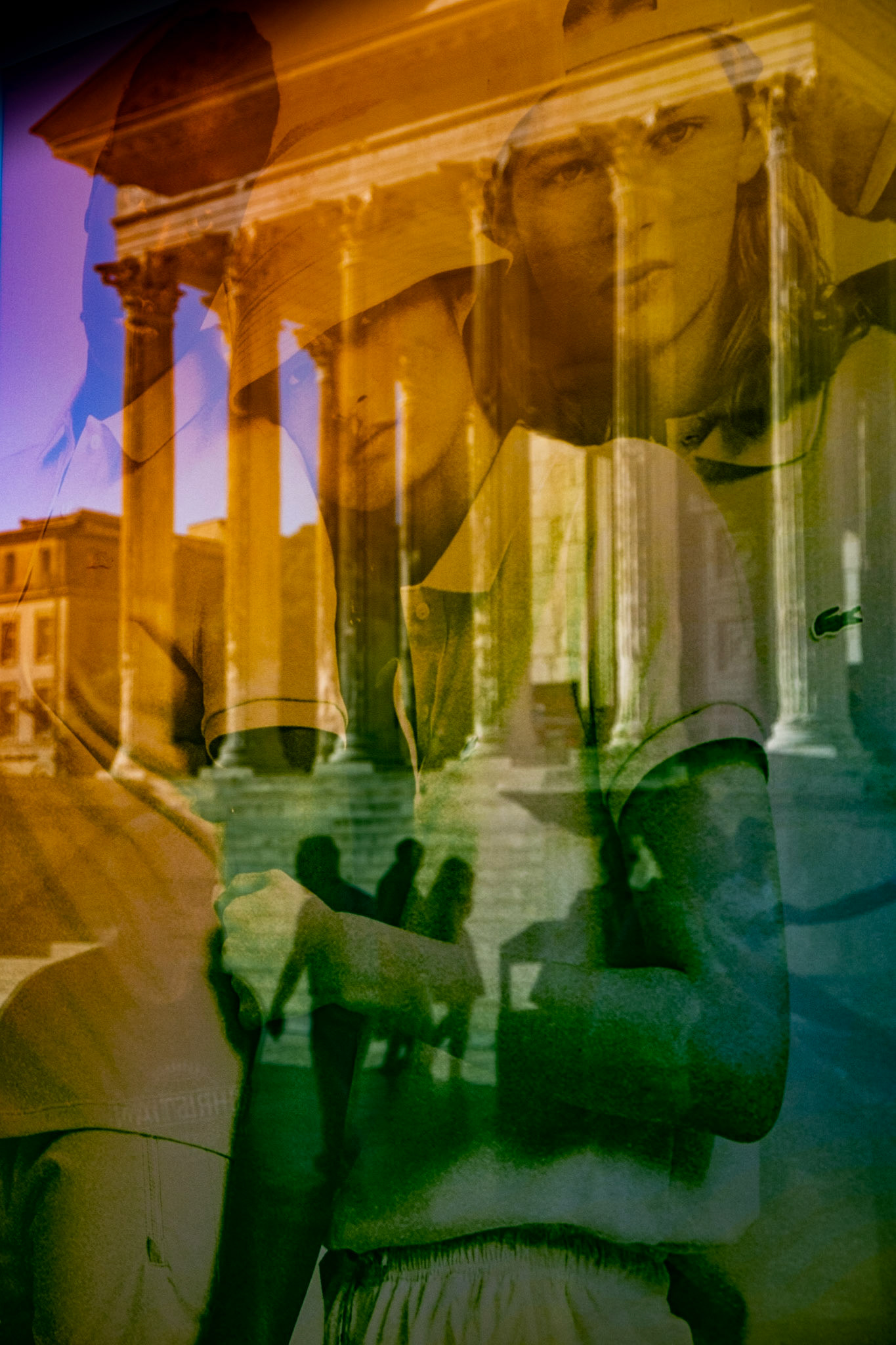 A Nimes, la Maison Carrée se reflète dans l'image publicitaire d'une boutique.