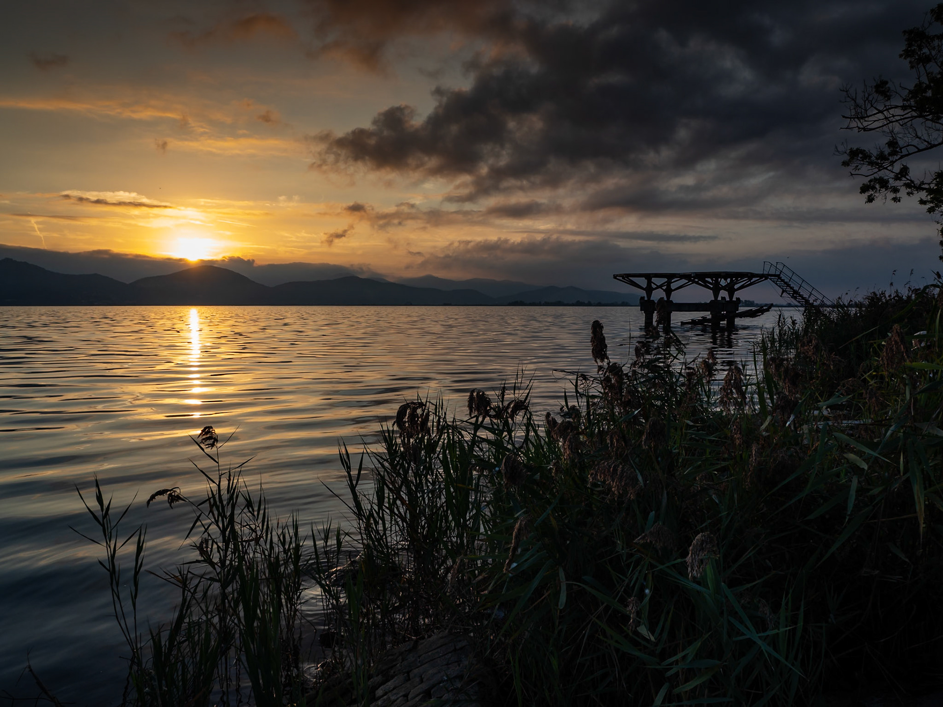 Una domenica mattina di fine settembre a Torre del Lago. L'alba sul lago di Massaciuccoli