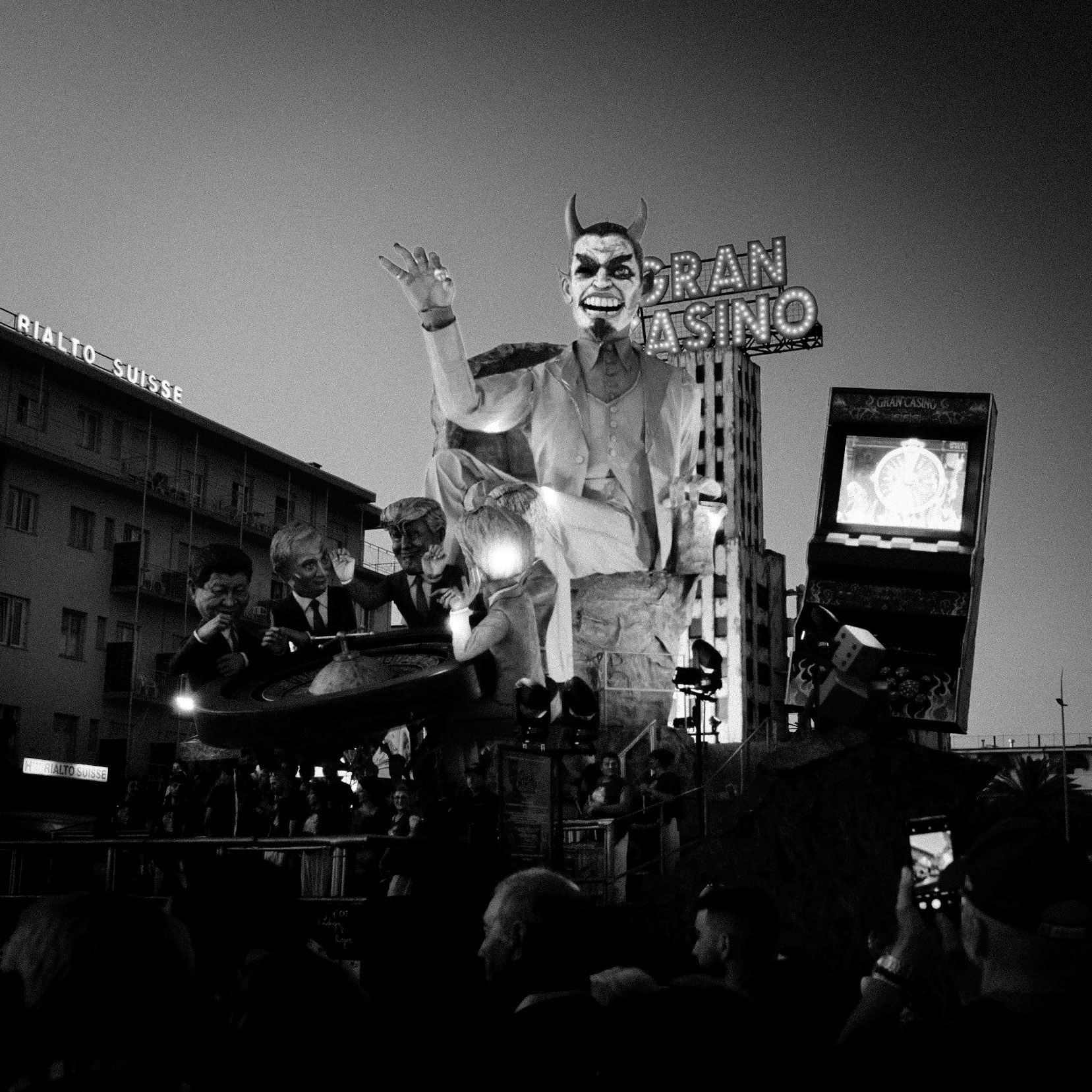 Gran Casino, carro di 1a categoria del Carnevale di Viareggio 2026, alla Solo per una Notte di Lido di Camaiore