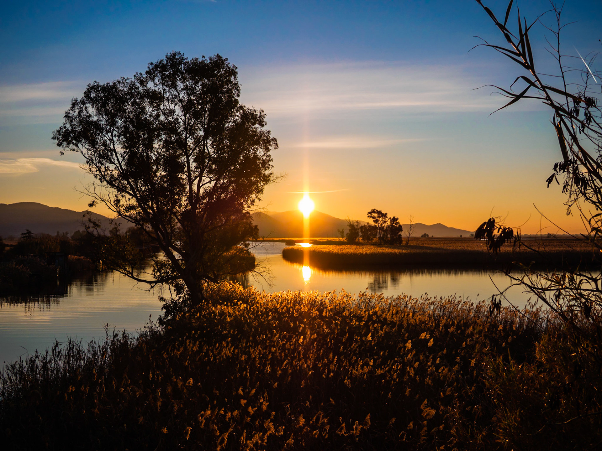 La magia dell'alba riflessa nelle acque del Burlamacca