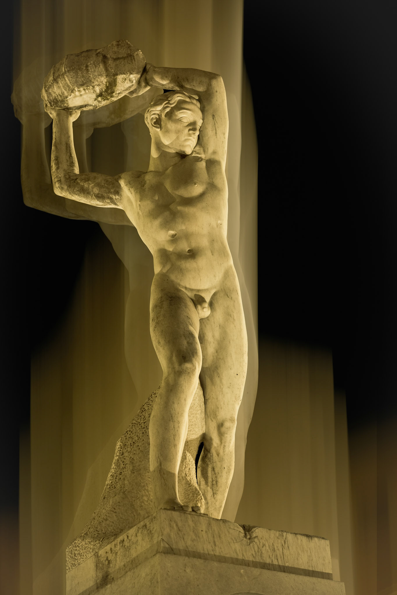 Cartoline da Seravezza, Monumento ai Caduti di Seravezza. (https://www.versiliahistorica.org/balestrino-post-it.php?id=15)