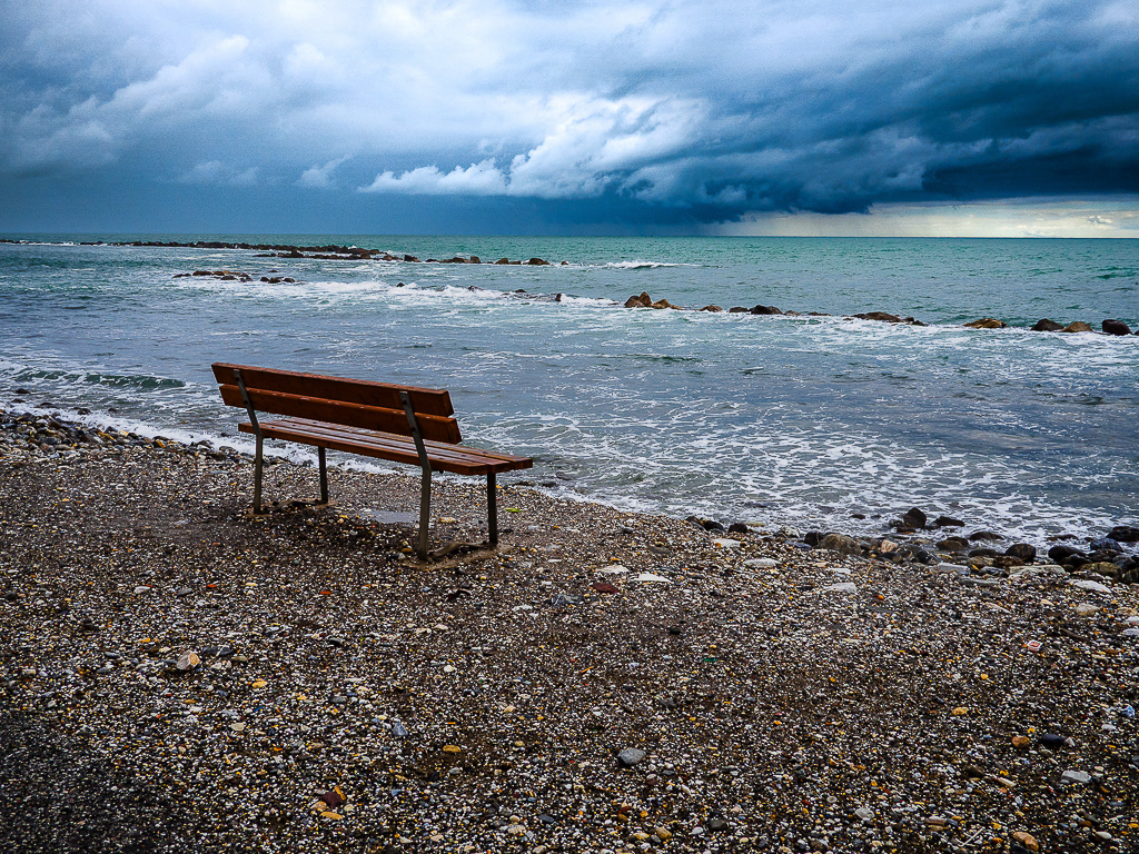 Arrivo a una panchina da dove sedersi e guardare il mare, mi siedo, sono avvolto dal suono e dal profumo delle onde. Un senso di quiete mi avvolge, e i pensieri cominciano a dissolversi... che poi è il vero motivo per cui sono qui.