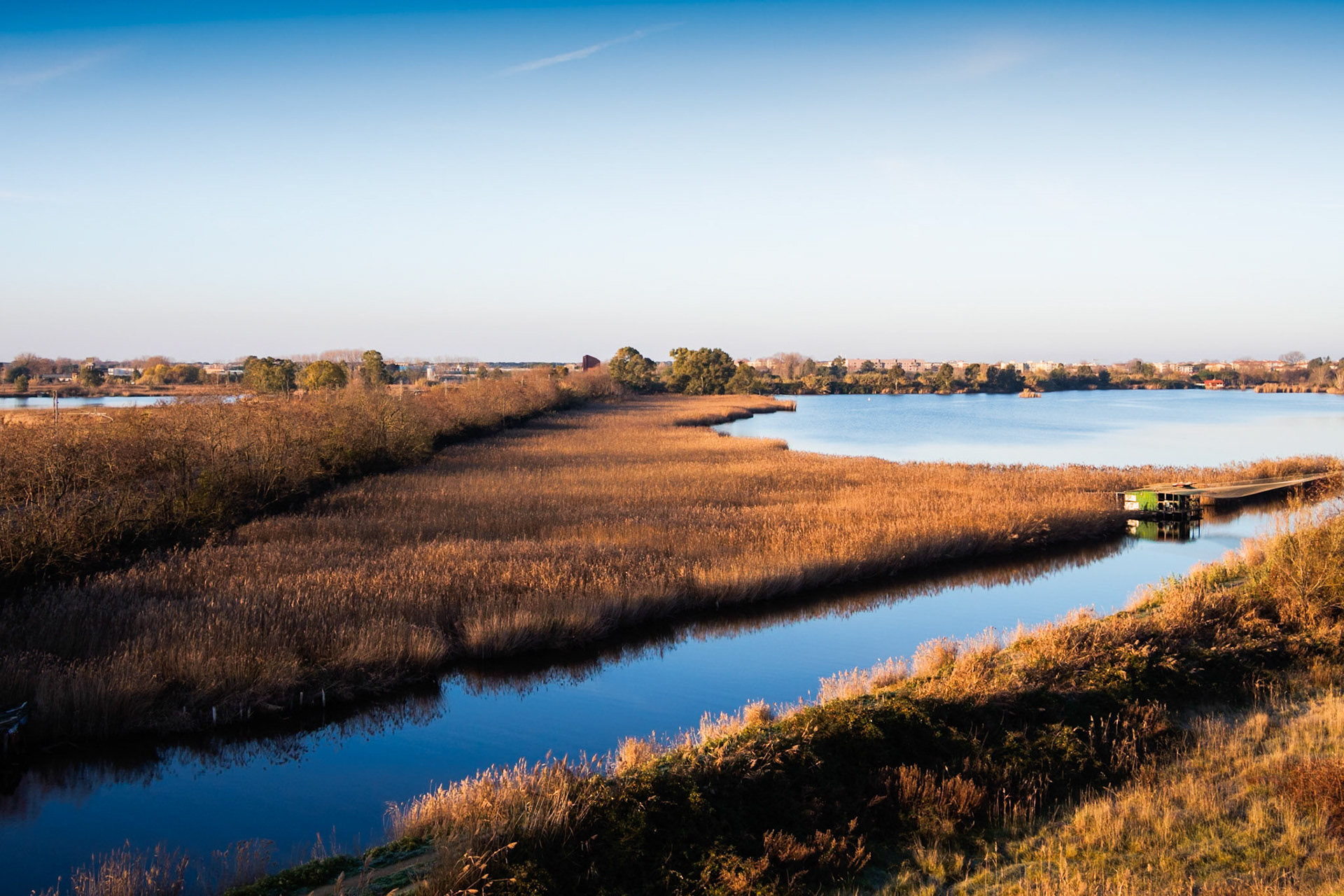Il cielo, l'acqua e i colori dell'alba