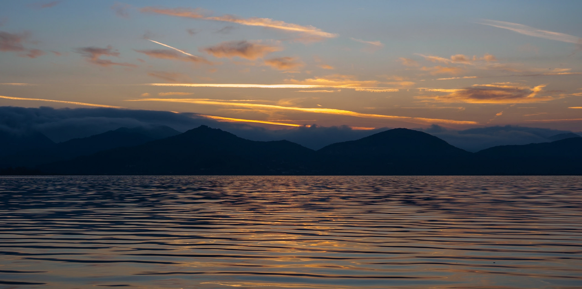 Una domenica mattina di fine settembre a Torre del Lago. L'alba sul lago di Massaciuccoli