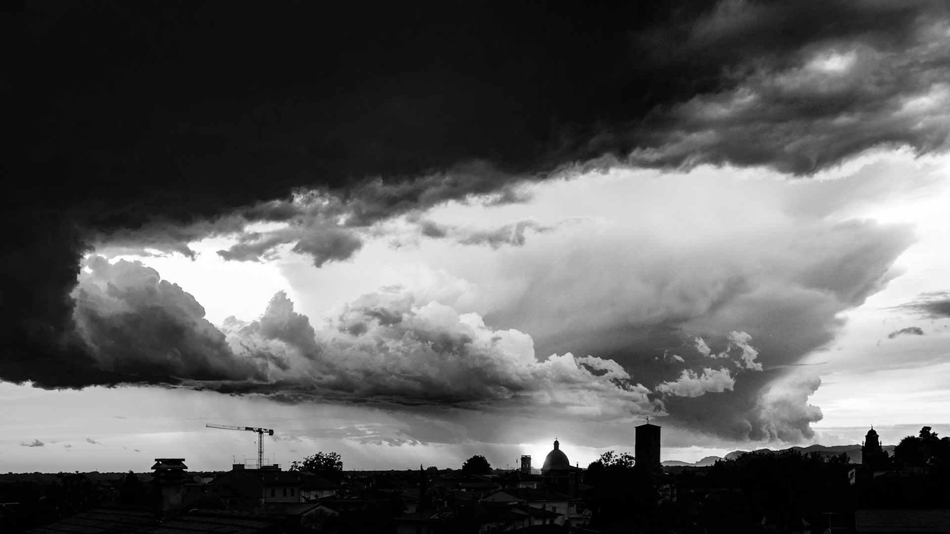 Sabato di inizio settembre.Dopo aver girovagato lungo la spiaggia sferzata dal forte vento di libeccio, più per il piacere di respirare l’aria di mare che per fare foto, rientro a casa dove vengo attratto da nuvole nere che si addensando minacciose. Mentre scatto realizzo, in un sussulto improvviso, che anche per quest’anno l’estate è finita… un estate che per me non è mai iniziata.