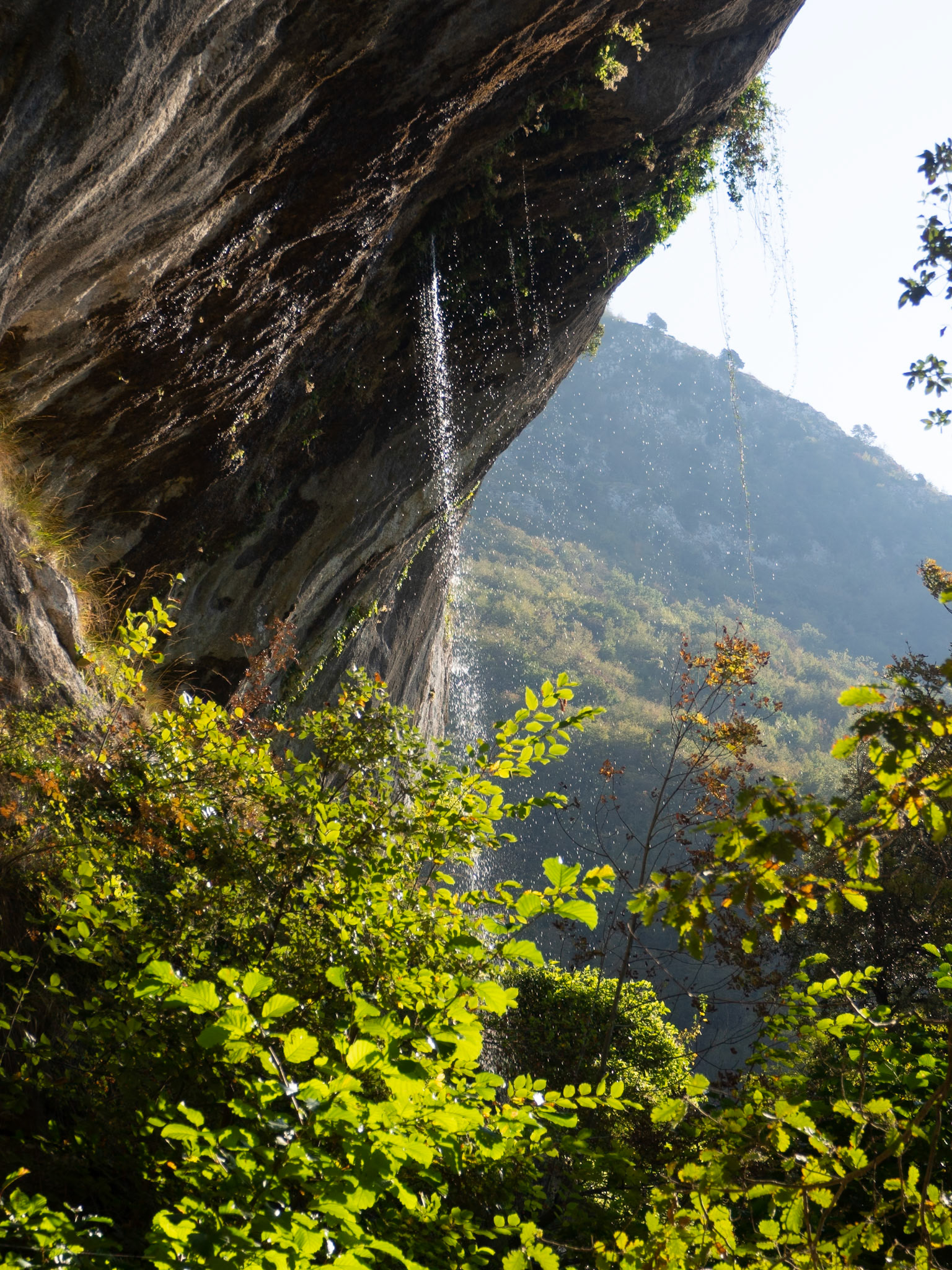 Un onda di pietra da cui sgorga una cascata d'acqua